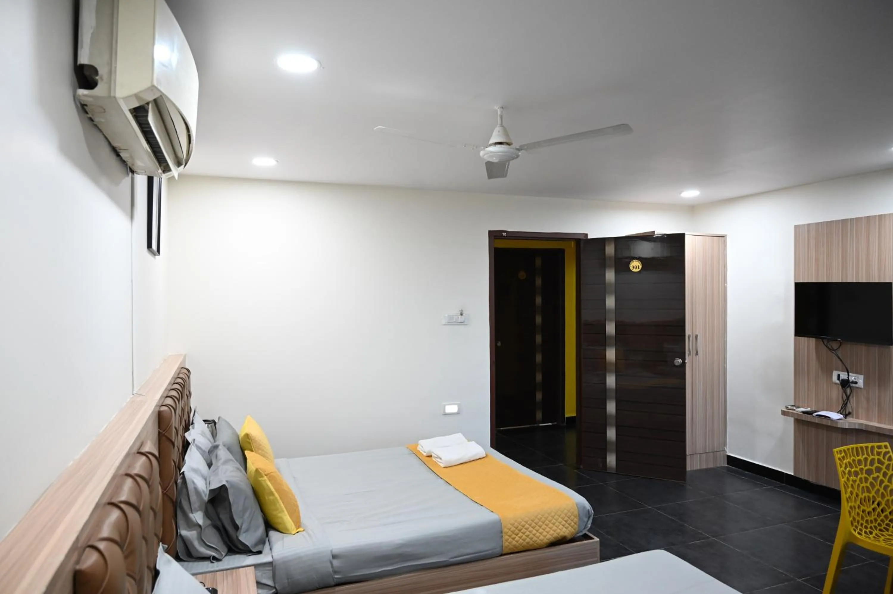 Bed in Hotel Supraja Yellow Bells