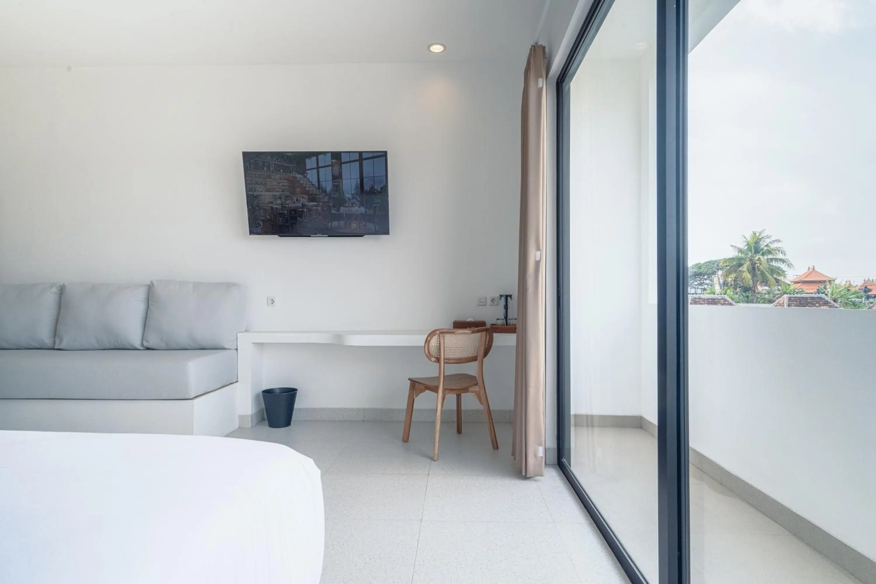 Communal lounge/ TV room, Bed in The Simore