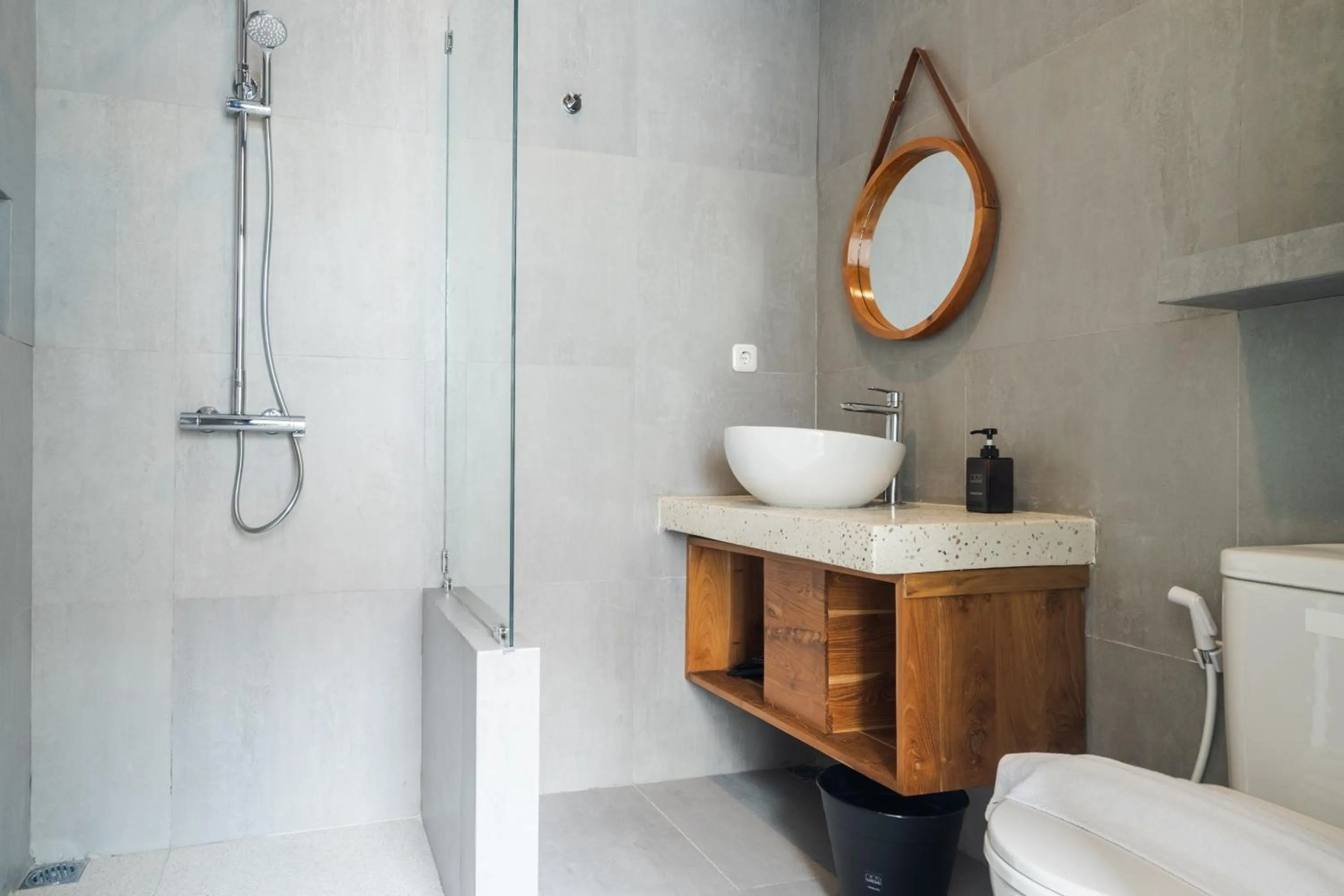 Shower in The Simore