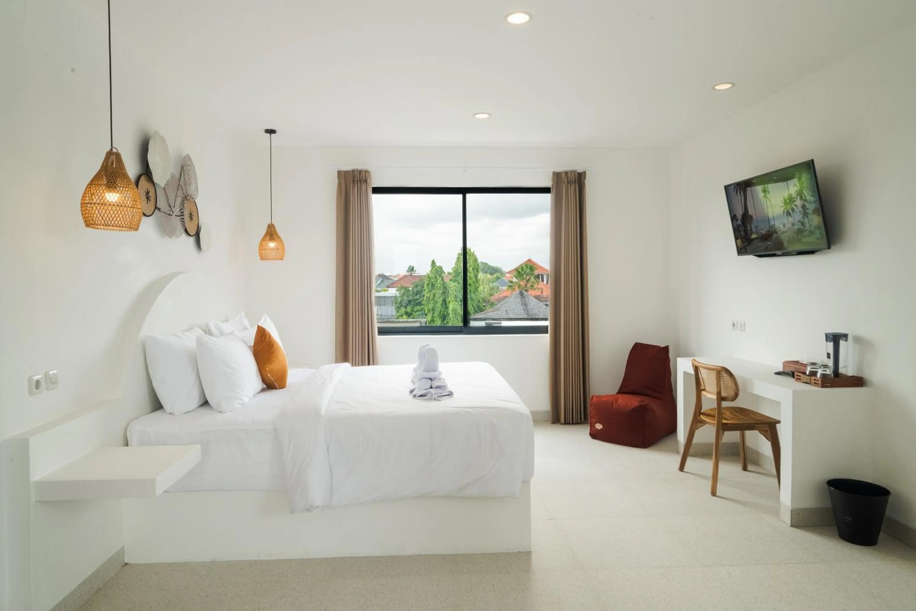 Photo of the whole room, Bed in The Simore