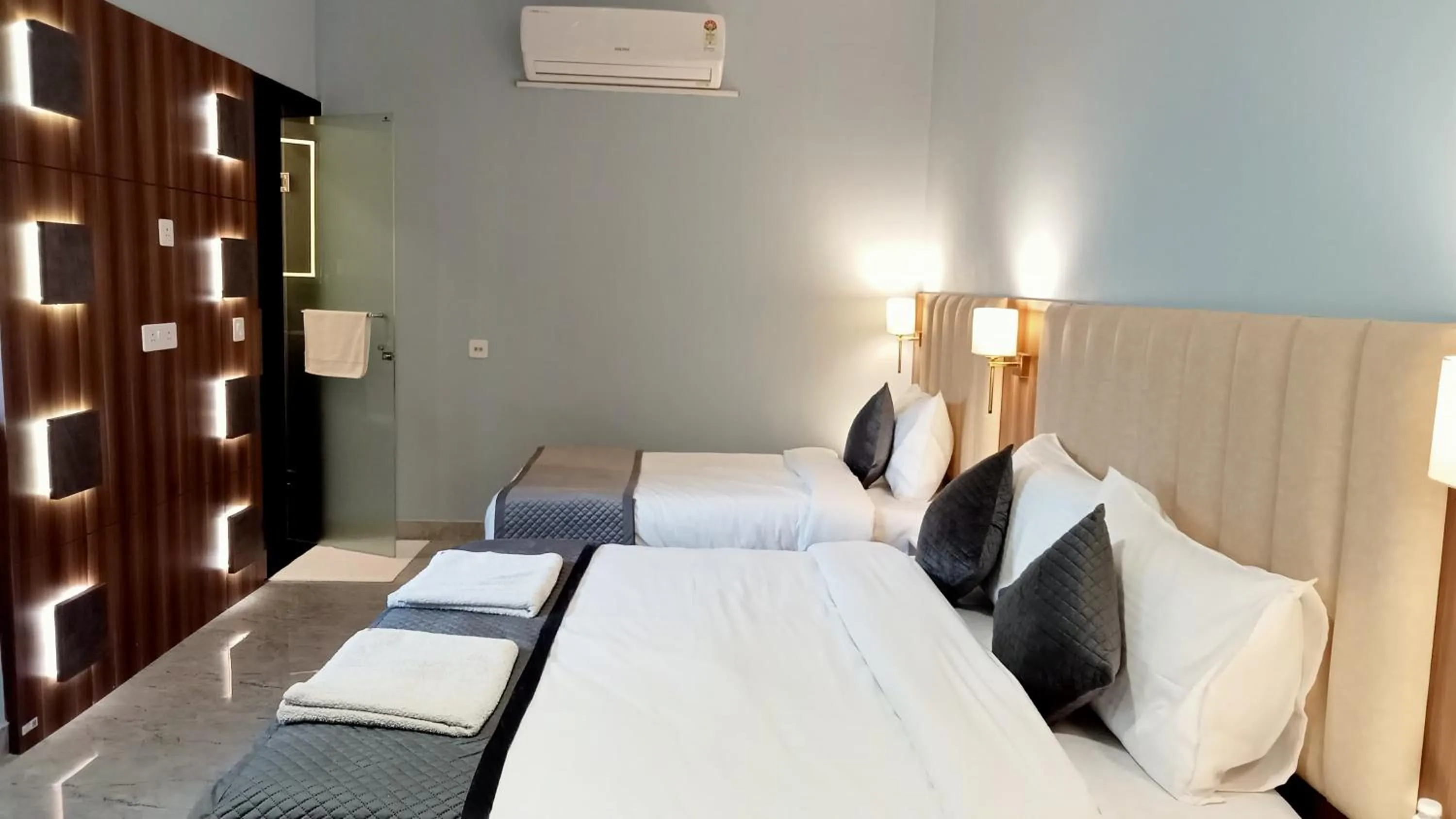 Bedroom, Bed in HOTEL SHYAM PALACE INDIA AGRA