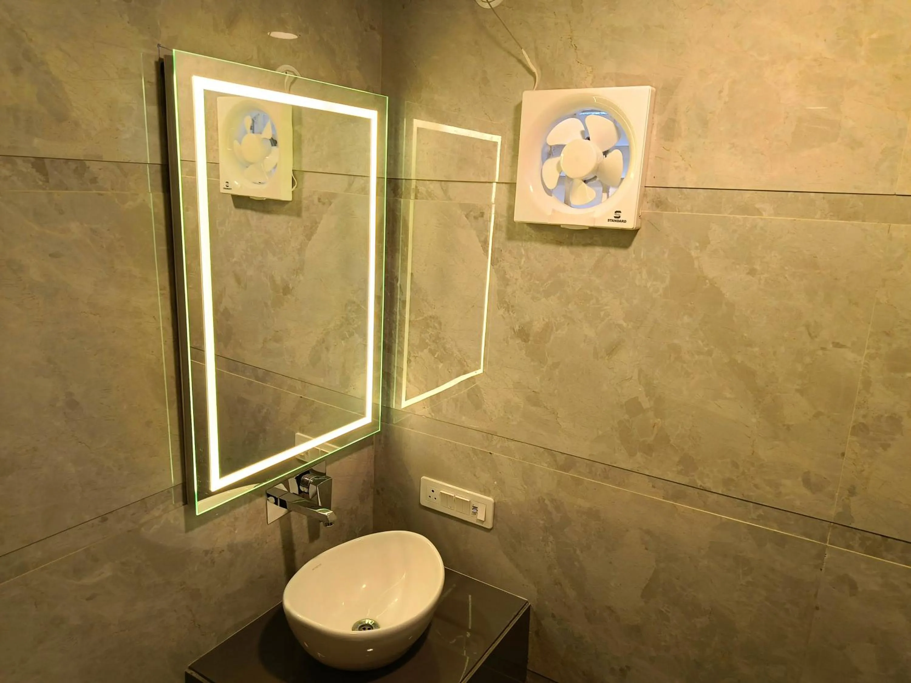 Shower in HOTEL SHYAM PALACE INDIA AGRA