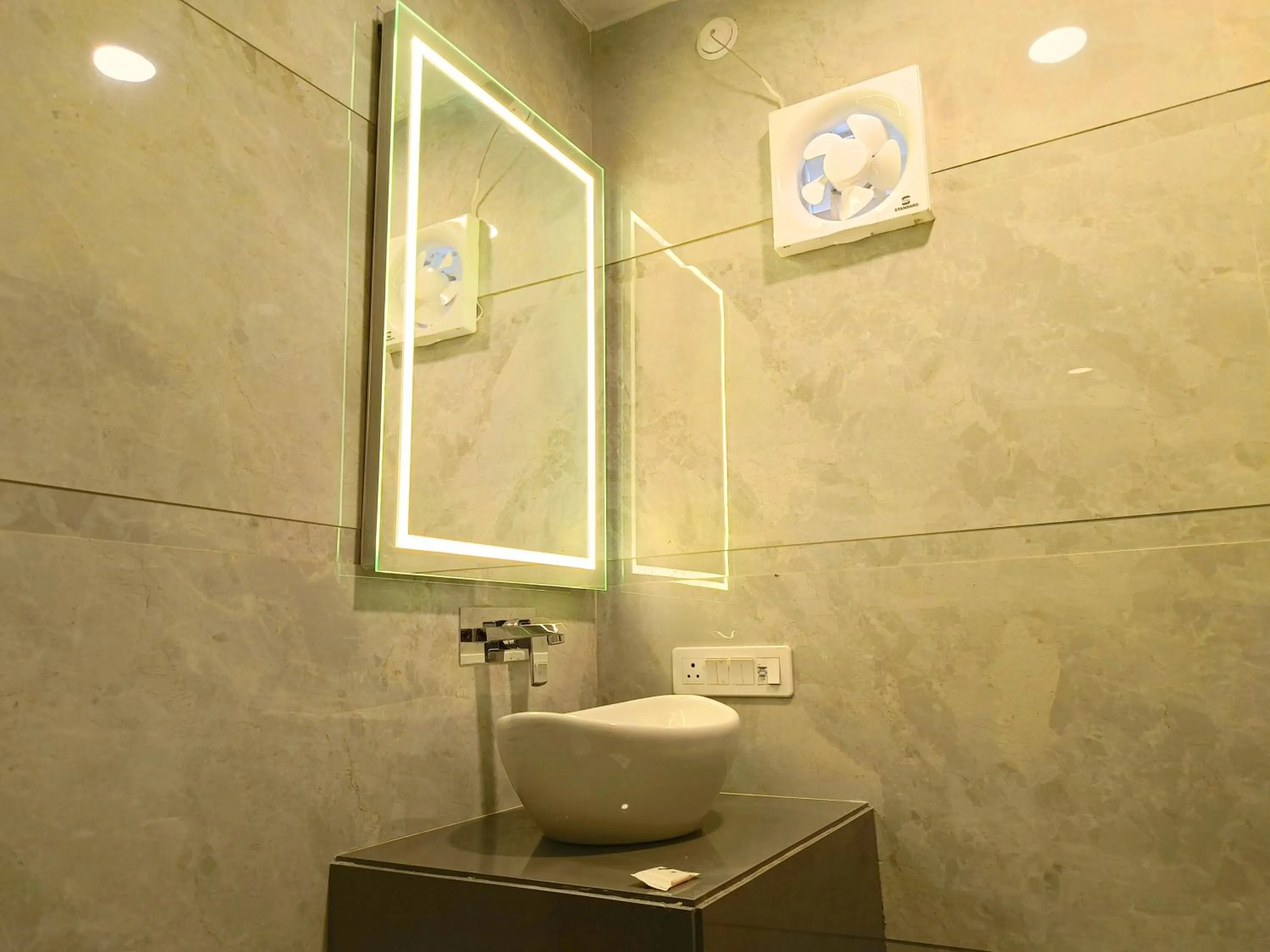 Toilet in HOTEL SHYAM PALACE INDIA AGRA