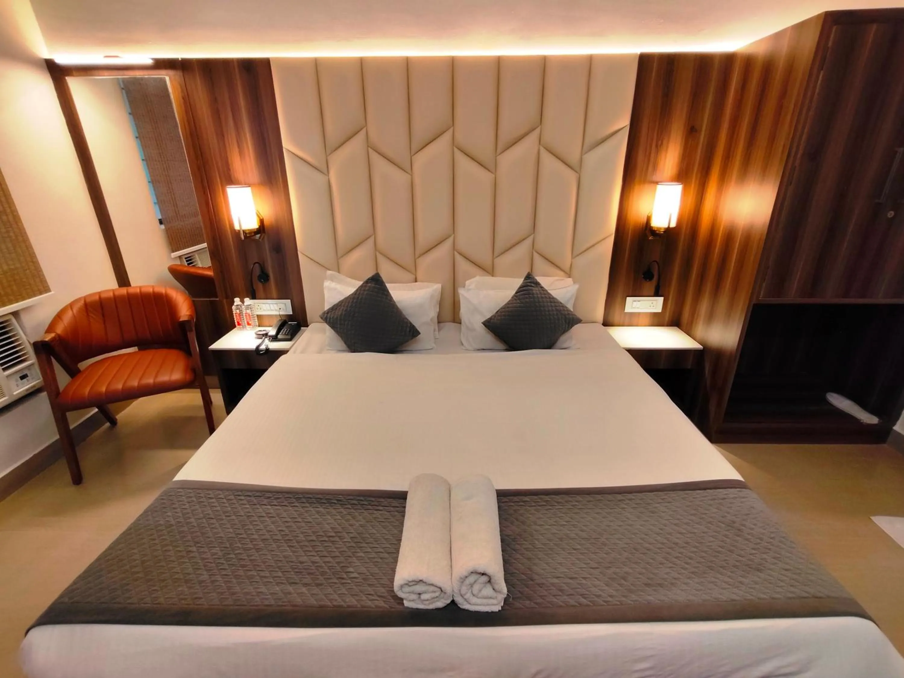 View (from property/room), Bed in HOTEL SHYAM PALACE INDIA AGRA