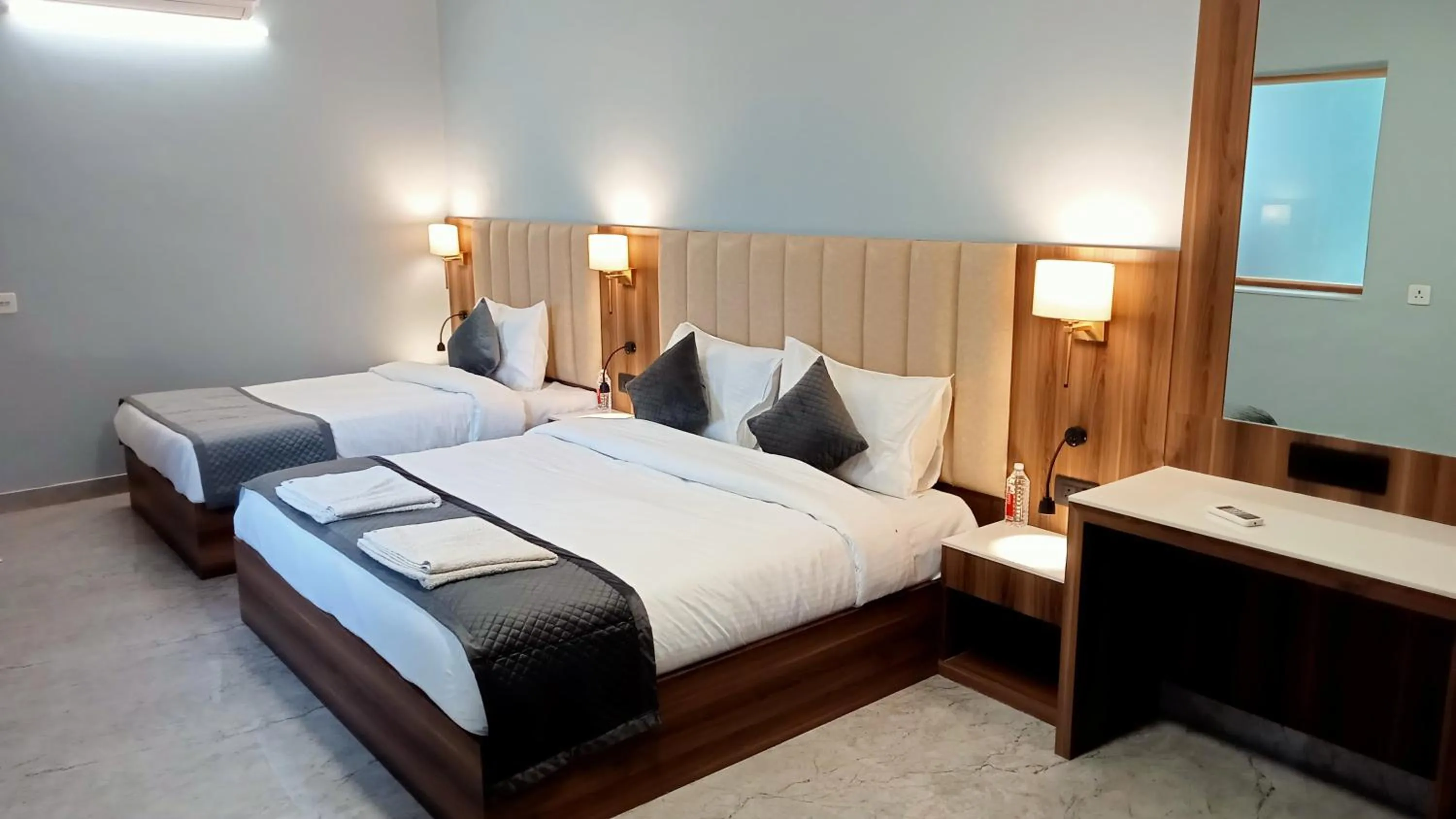 Bedroom, Bed in HOTEL SHYAM PALACE INDIA AGRA