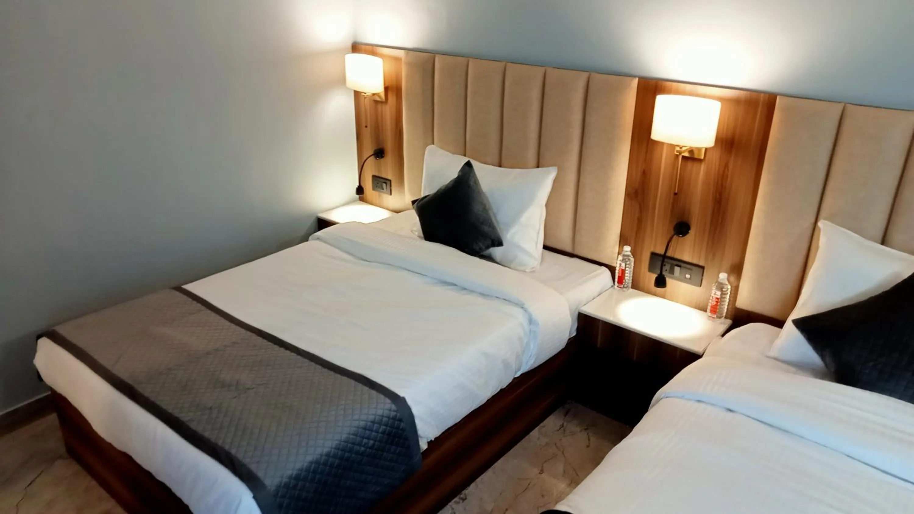 Bedroom, Bed in HOTEL SHYAM PALACE INDIA AGRA