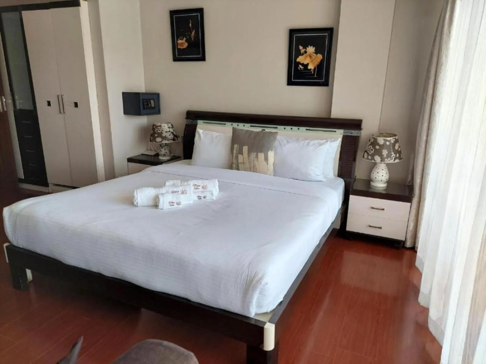 Bed in Eldon Apartments & Suites