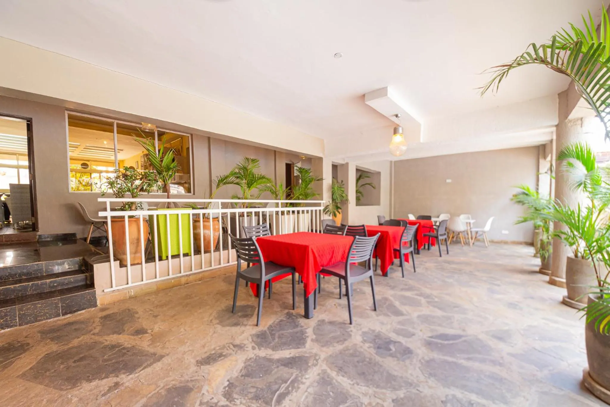 Restaurant/places to eat in Eldon Apartments & Suites