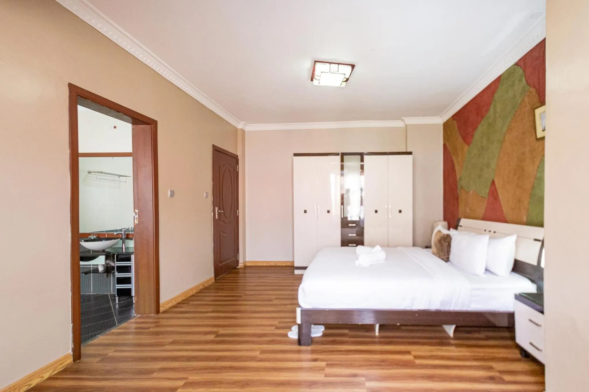 Seating area, Bed in Eldon Apartments & Suites