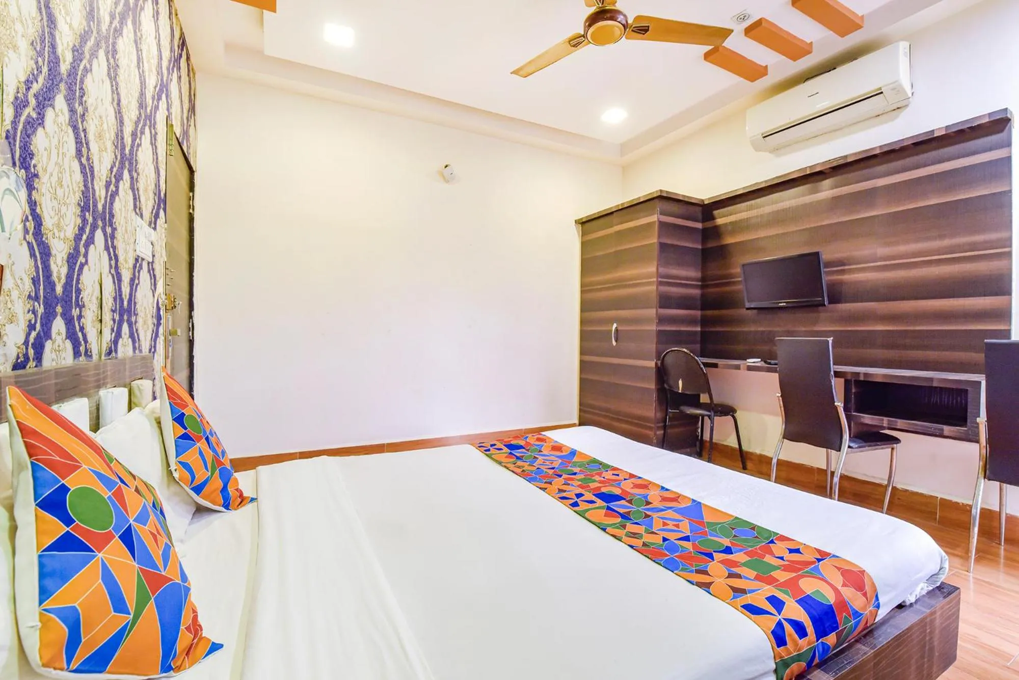 Bed in FabHotel Shri Shyam Palace