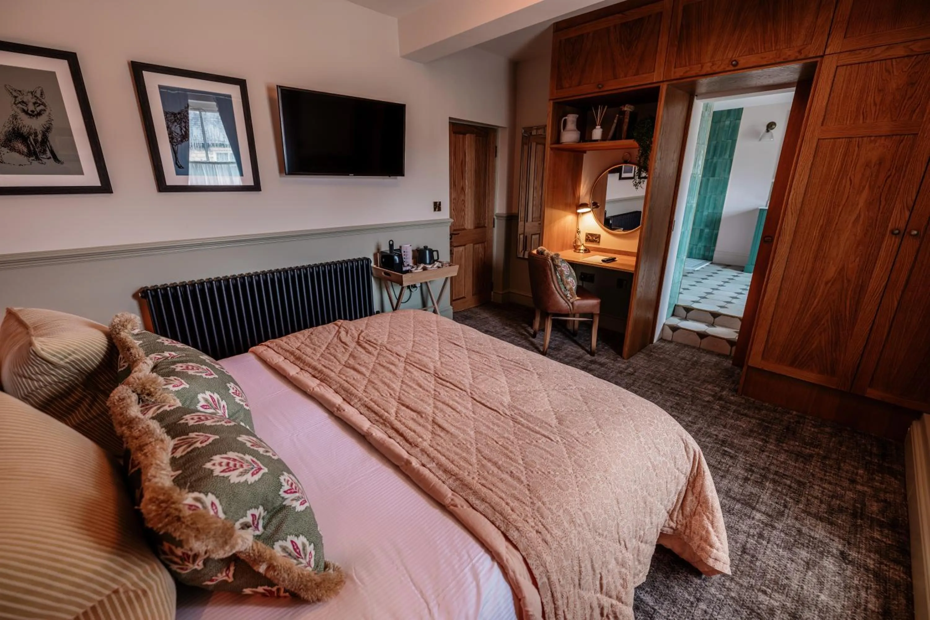 Photo of the whole room, Bed in The Ashford Arms