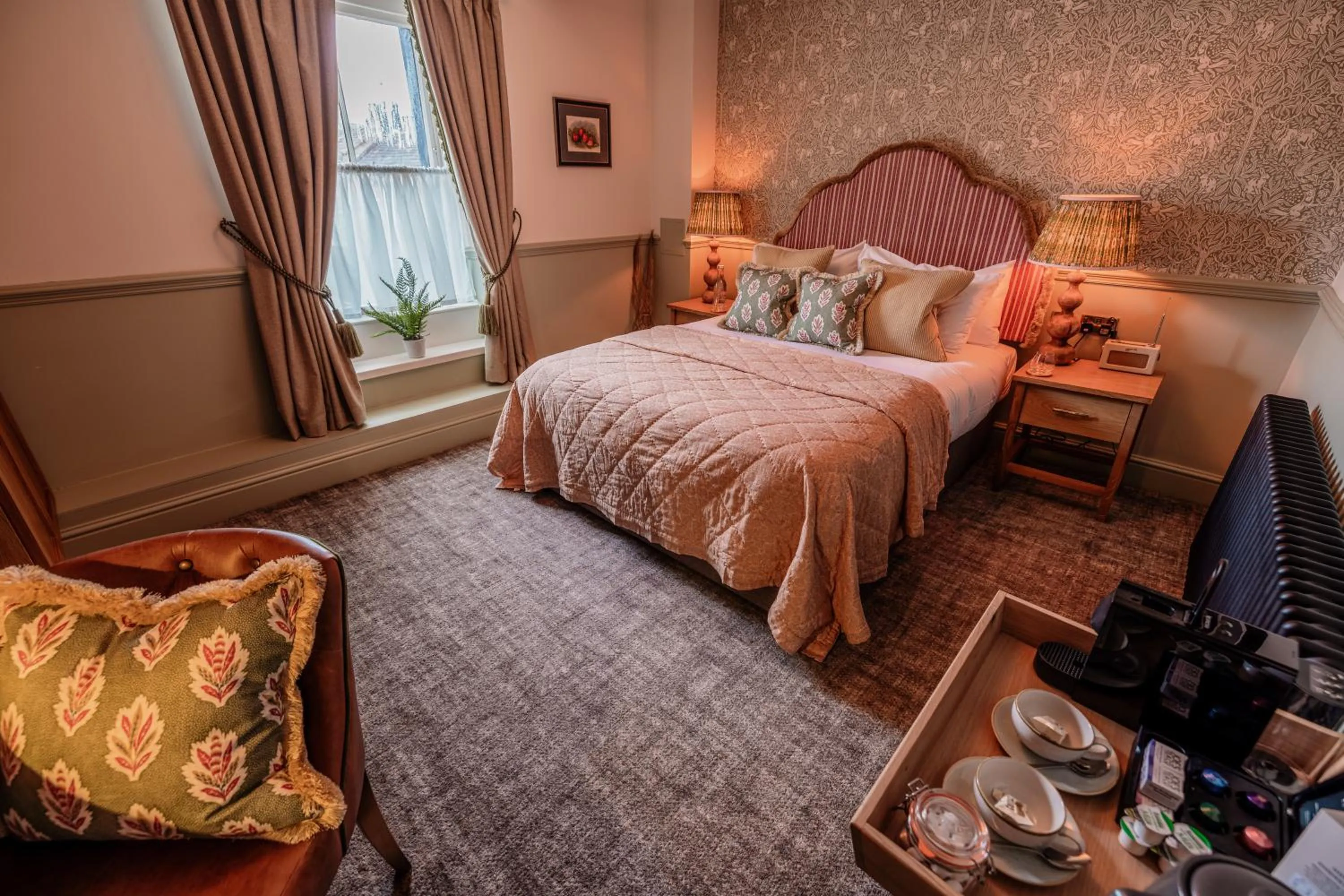 Photo of the whole room, Bed in The Ashford Arms