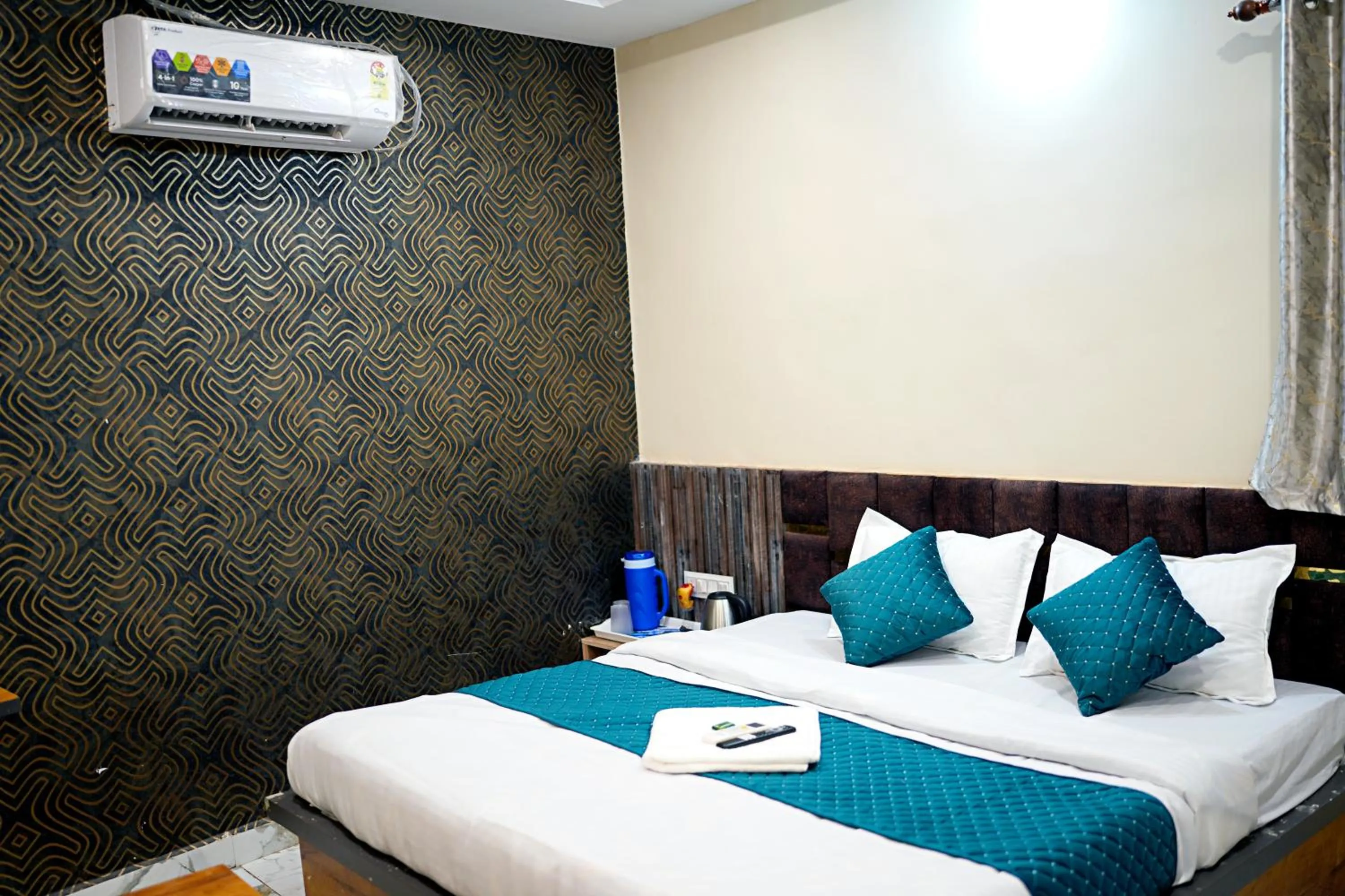 TV and multimedia in Hotel Mahalok Palace