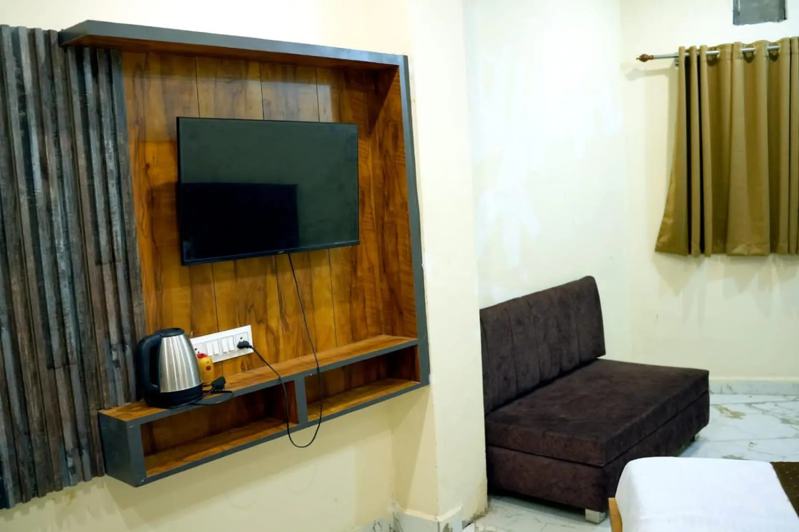 TV and multimedia in Hotel Mahalok Palace
