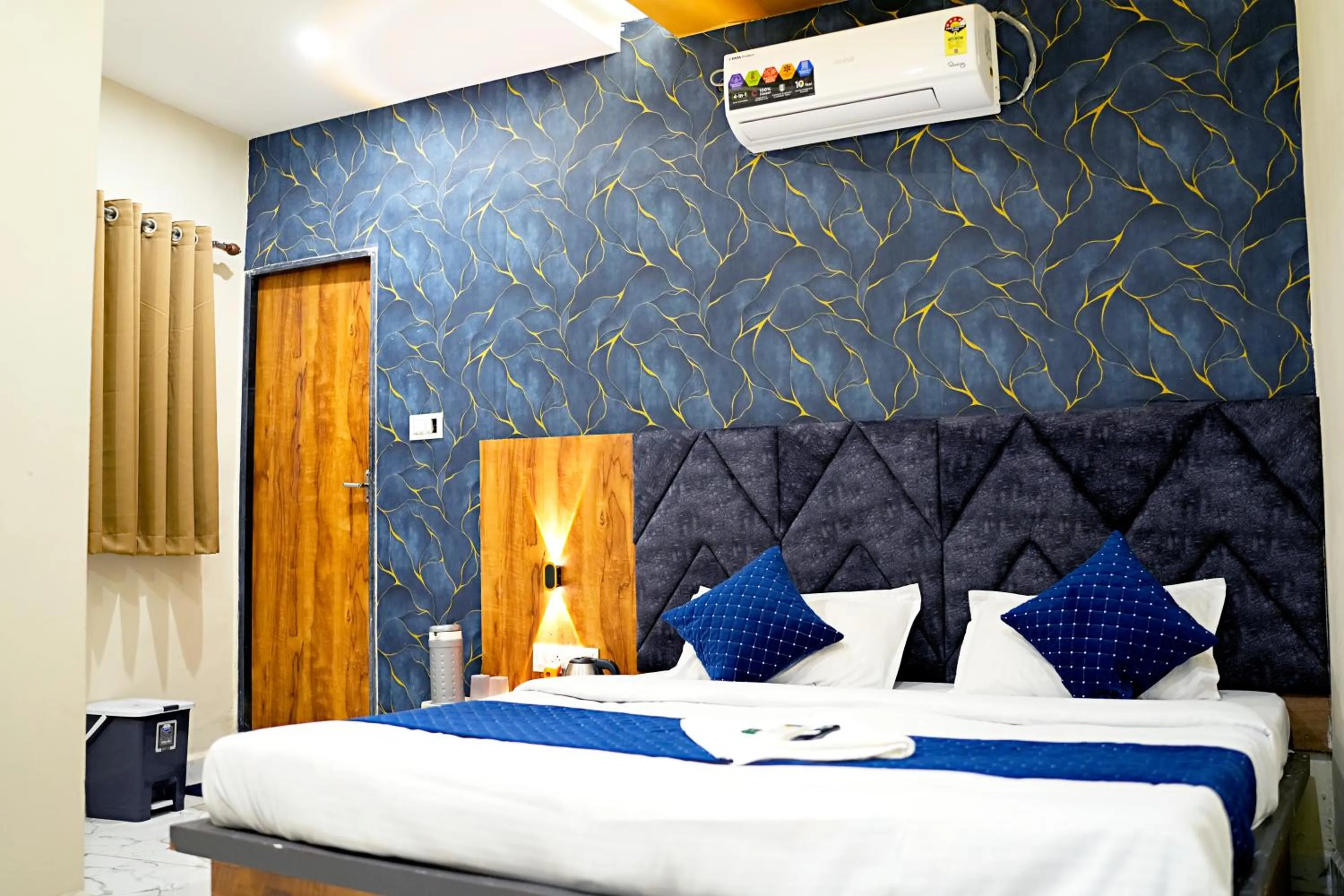 Bed in Hotel Mahalok Palace