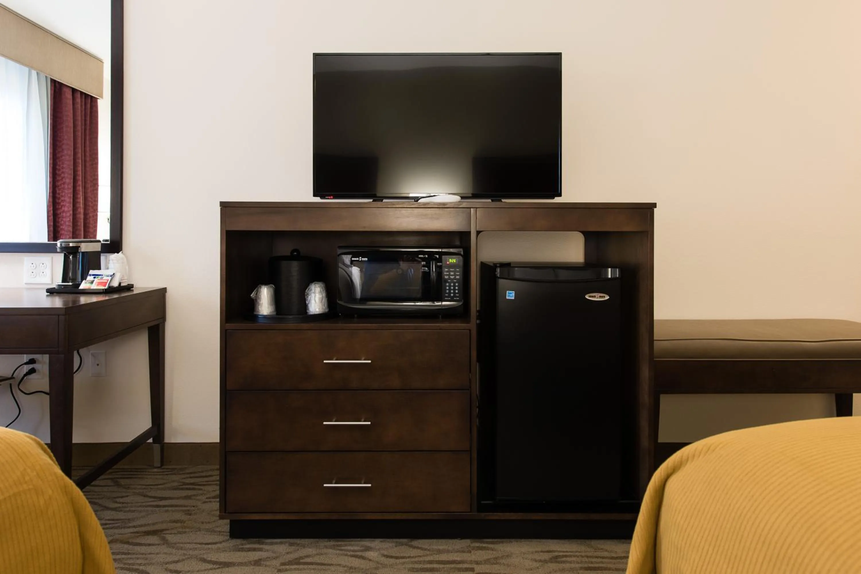 TV and multimedia in Holiday Inn Express & Suites Aiken by IHG