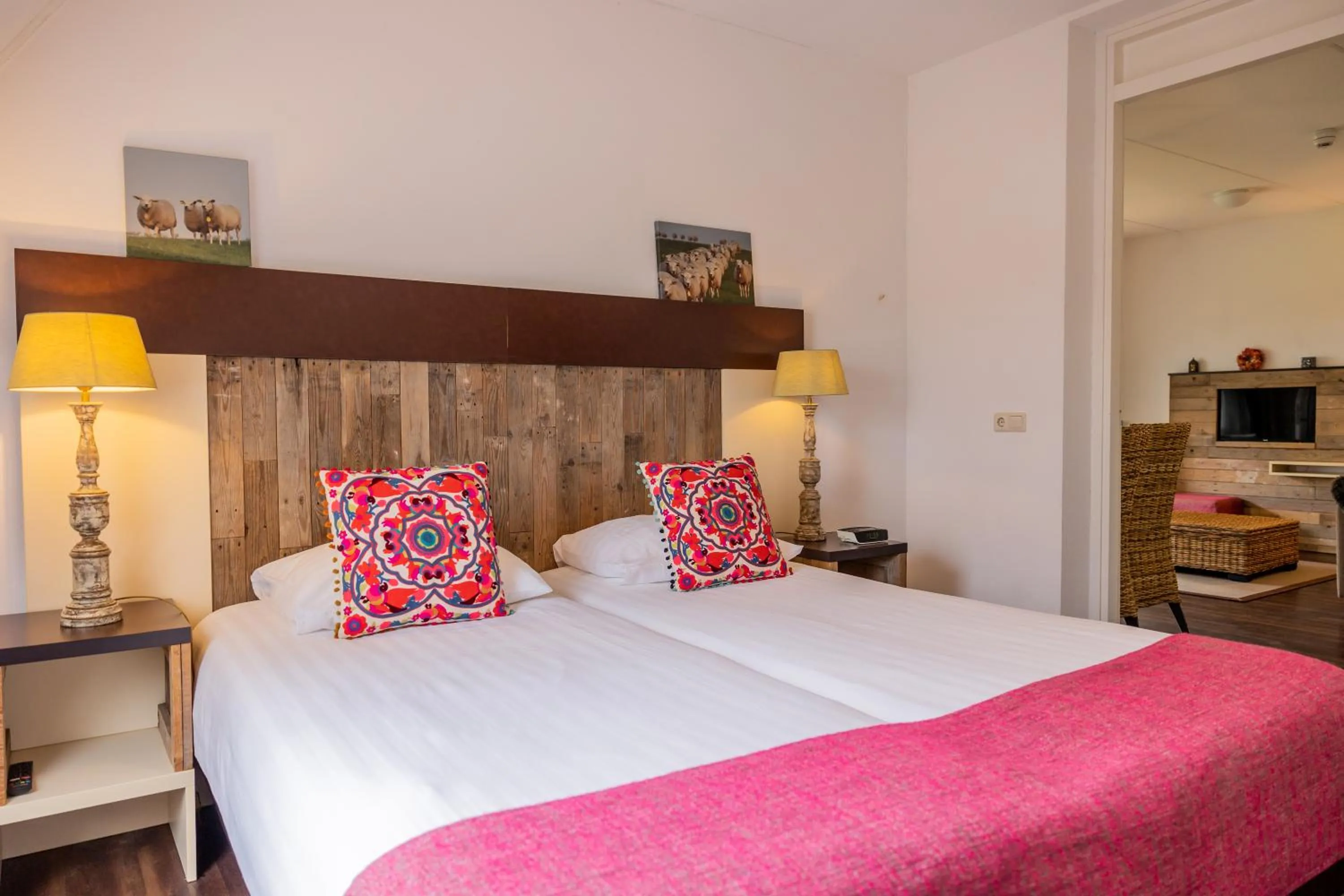 Property building, Bed in Hotel De Walvisvaarder