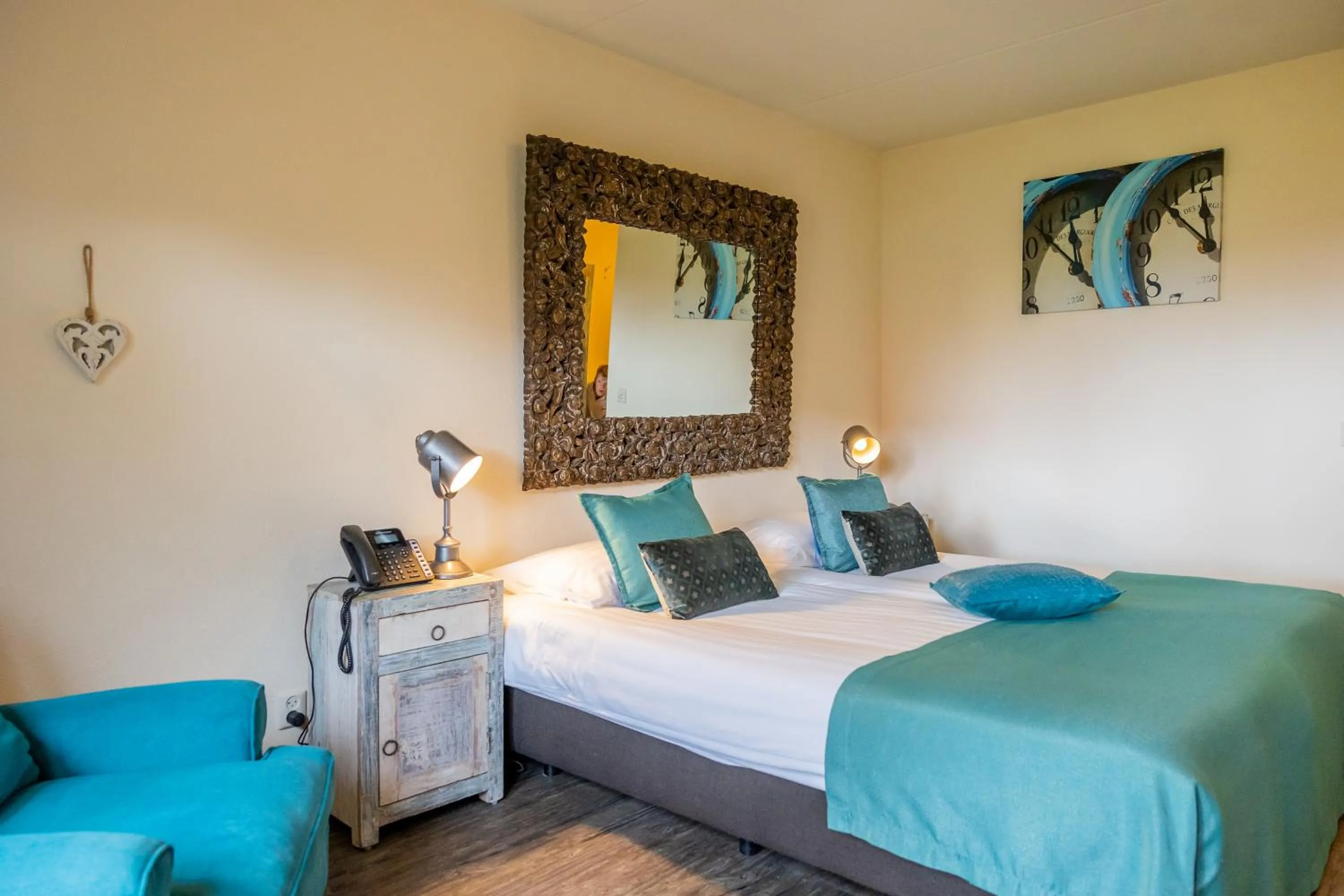 Photo of the whole room, Bed in Hotel De Walvisvaarder