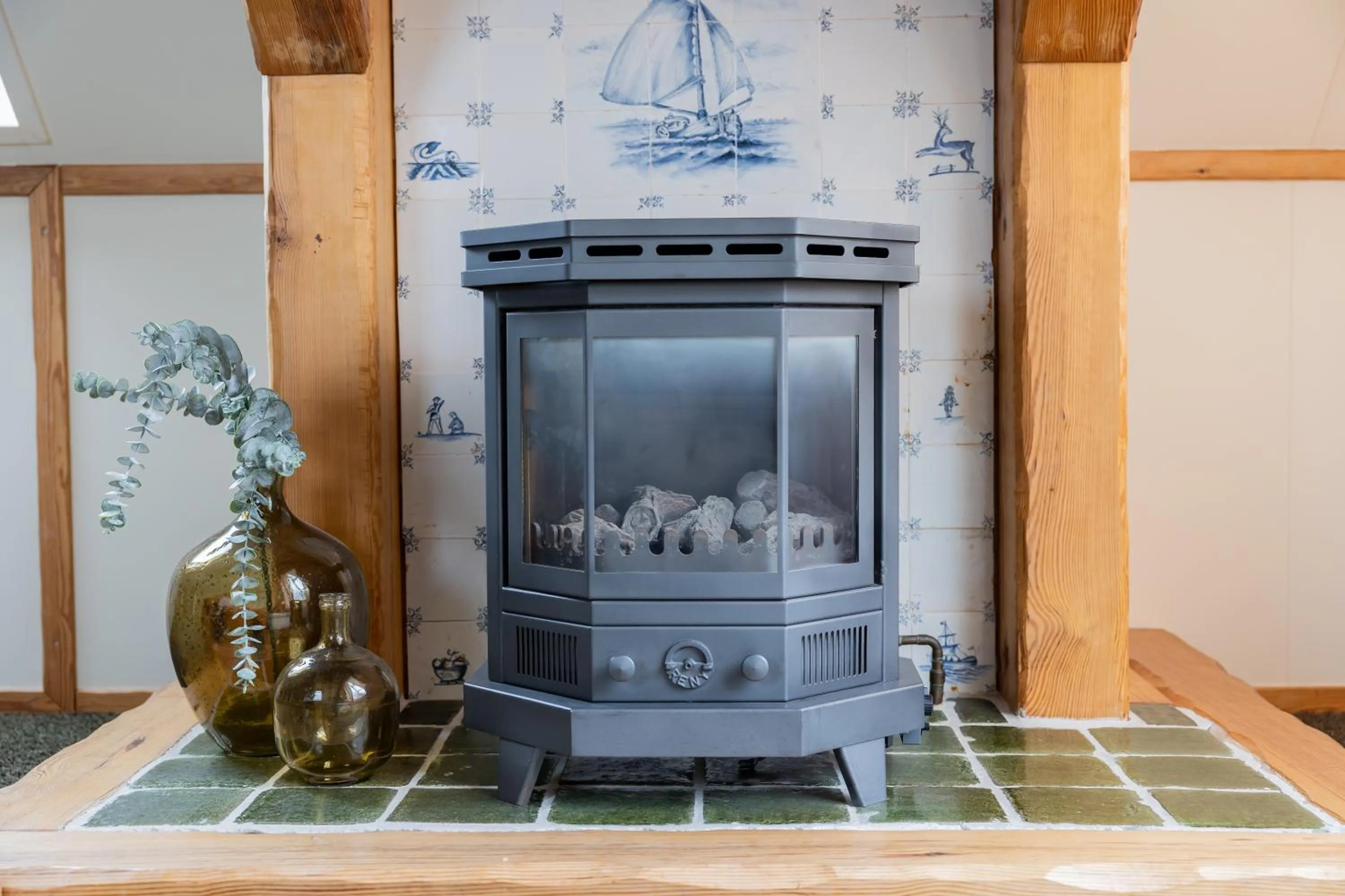 fireplace in Hotel De Walvisvaarder