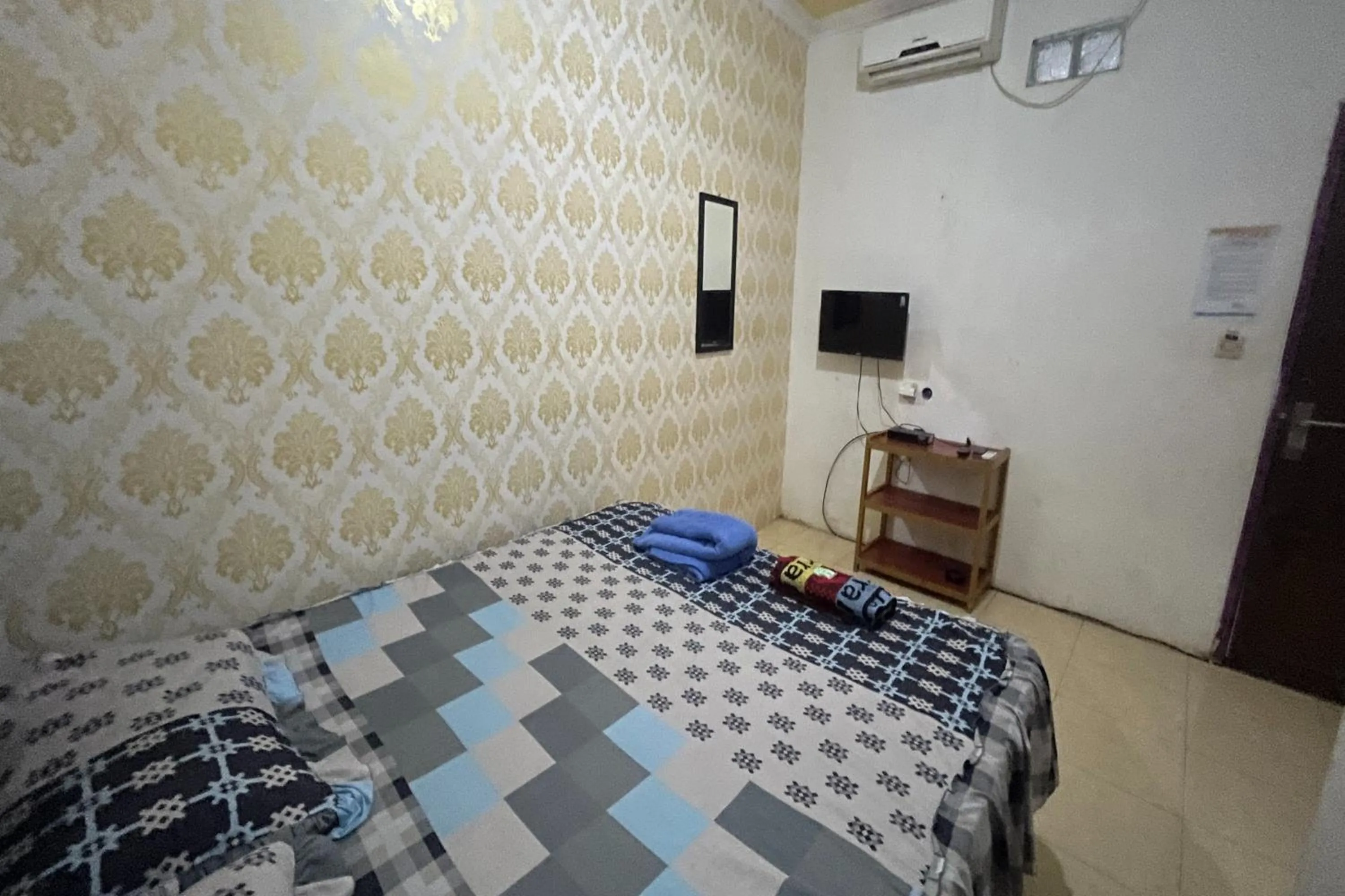 Bedroom, Bed in Hotel O Wisma Alam Syariah Near PLN GARDU INDUK MAMUJU