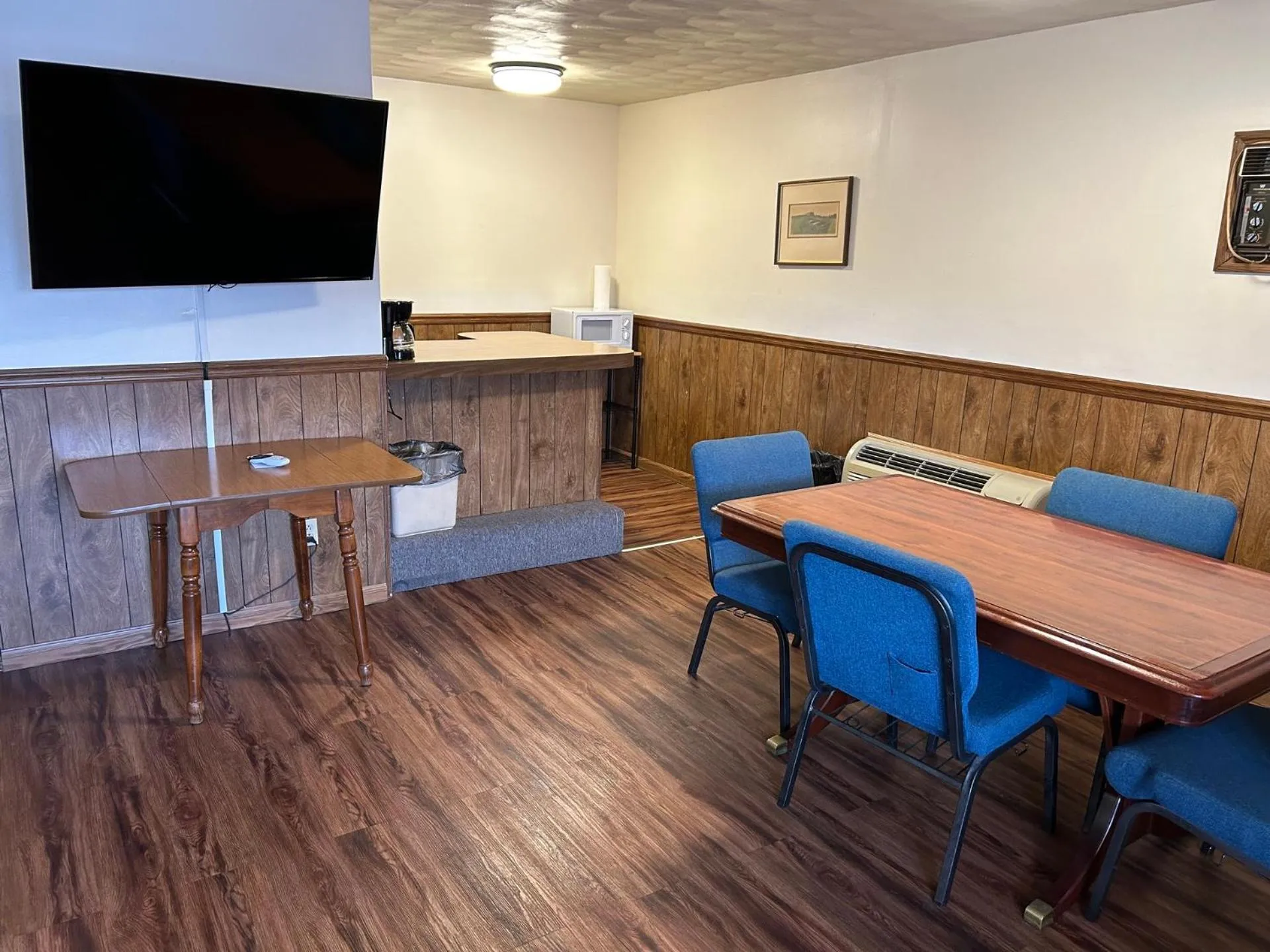 Seating area in Valley Inn and Suites