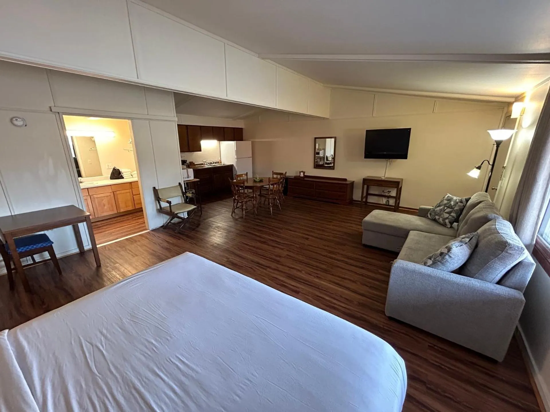 Photo of the whole room, Bed in Valley Inn and Suites
