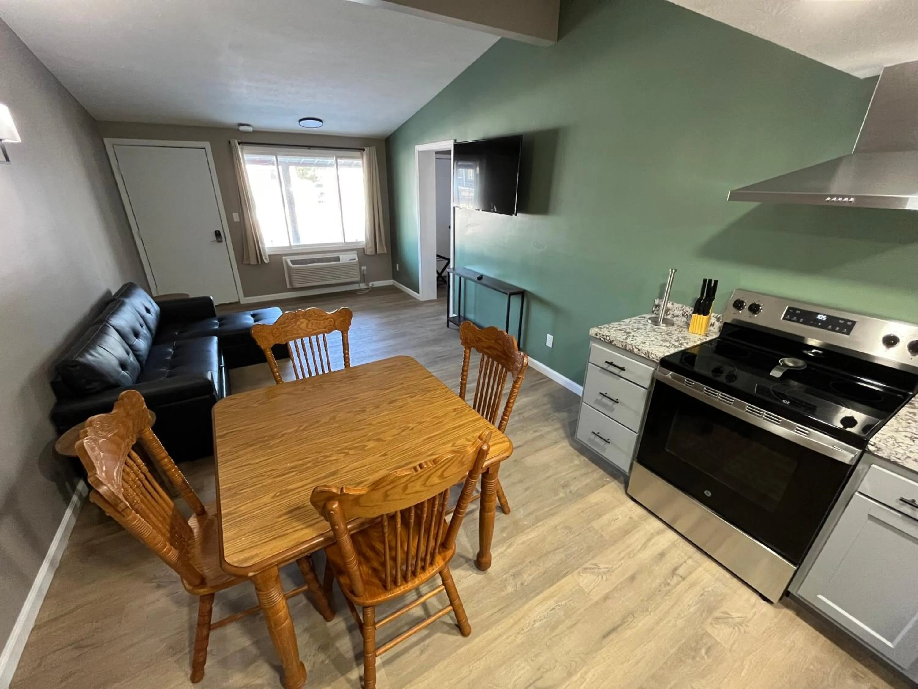 Living room in Valley Inn and Suites