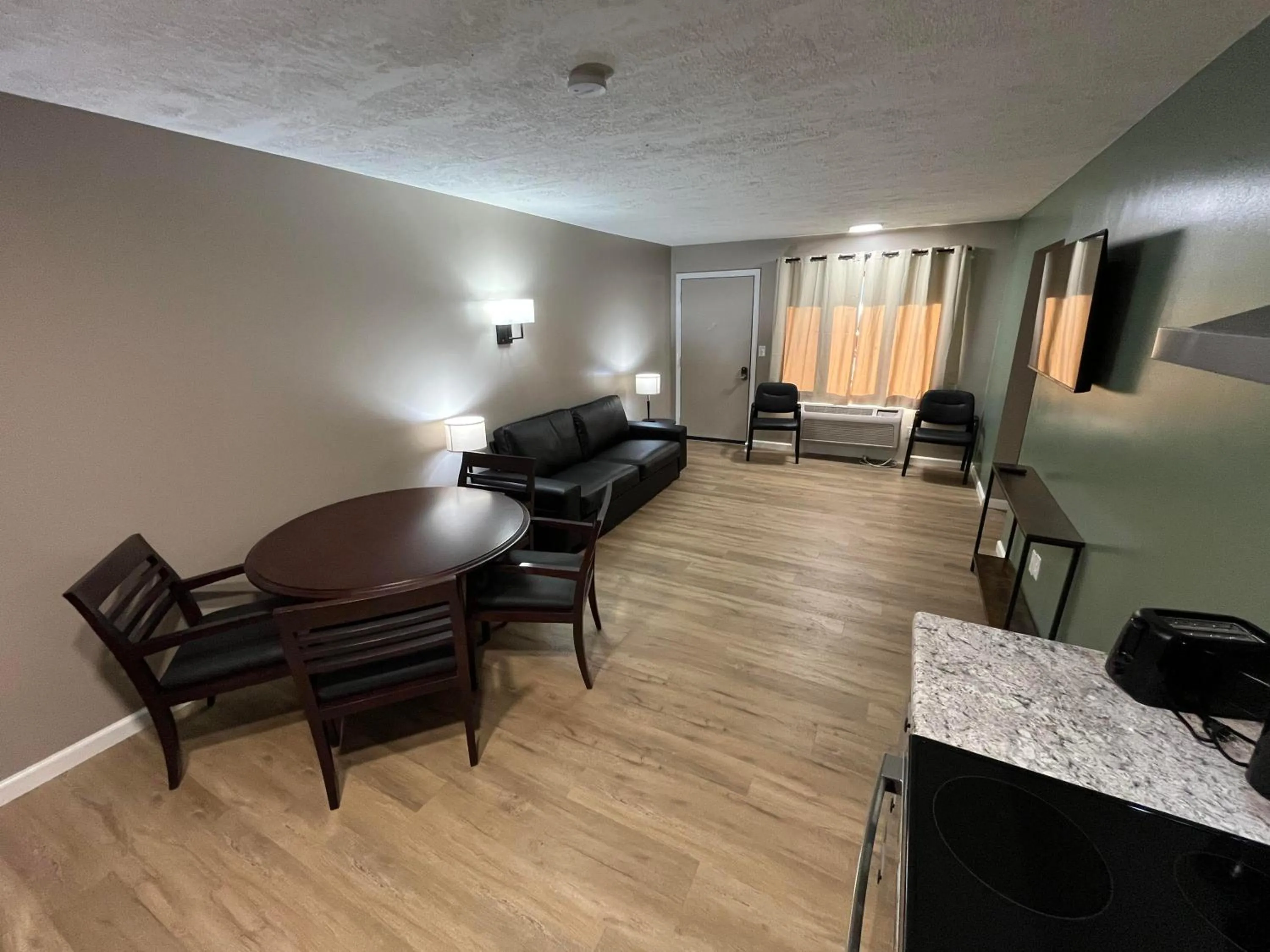 Living room in Valley Inn and Suites