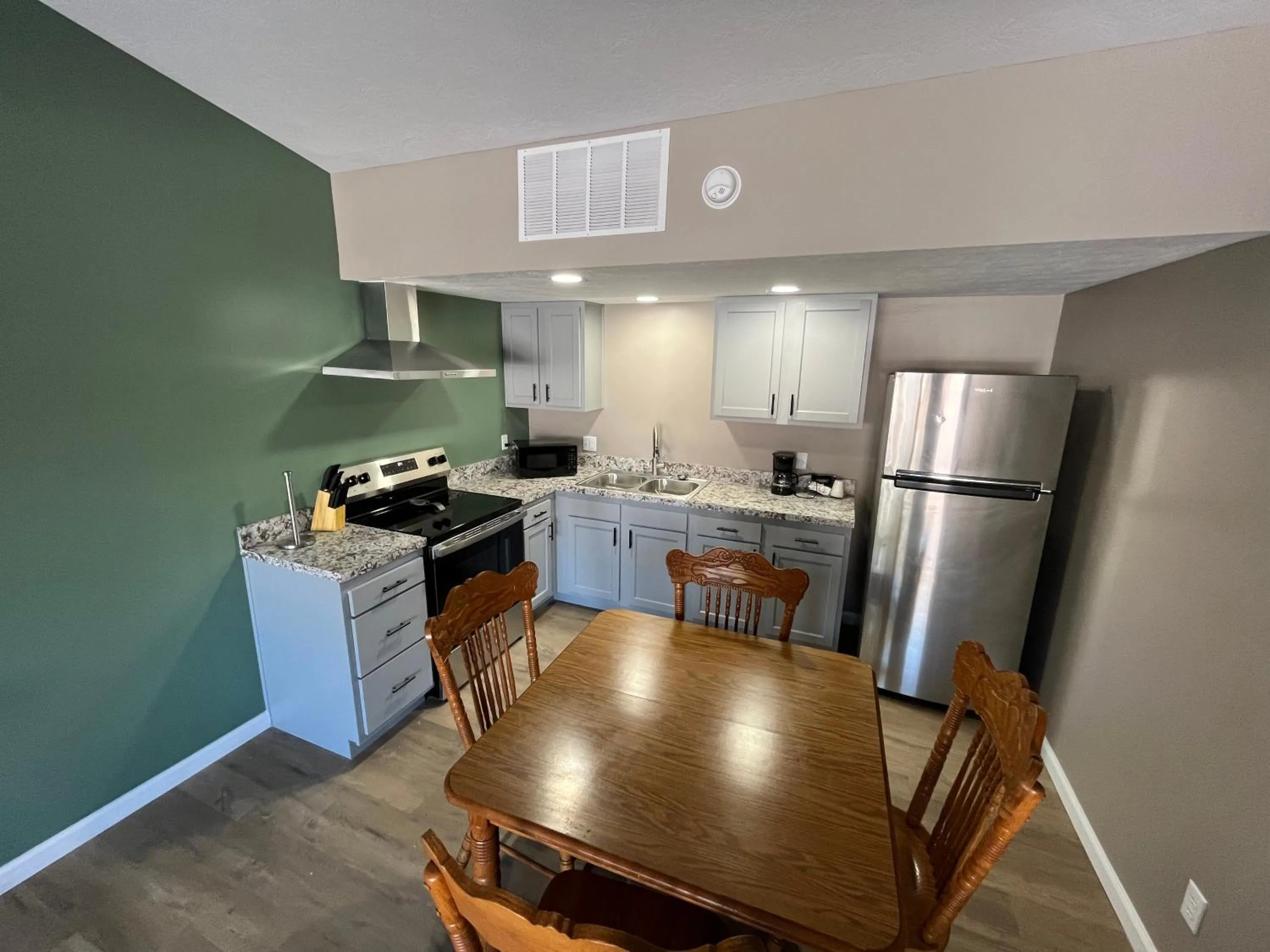 Kitchen or kitchenette in Valley Inn and Suites