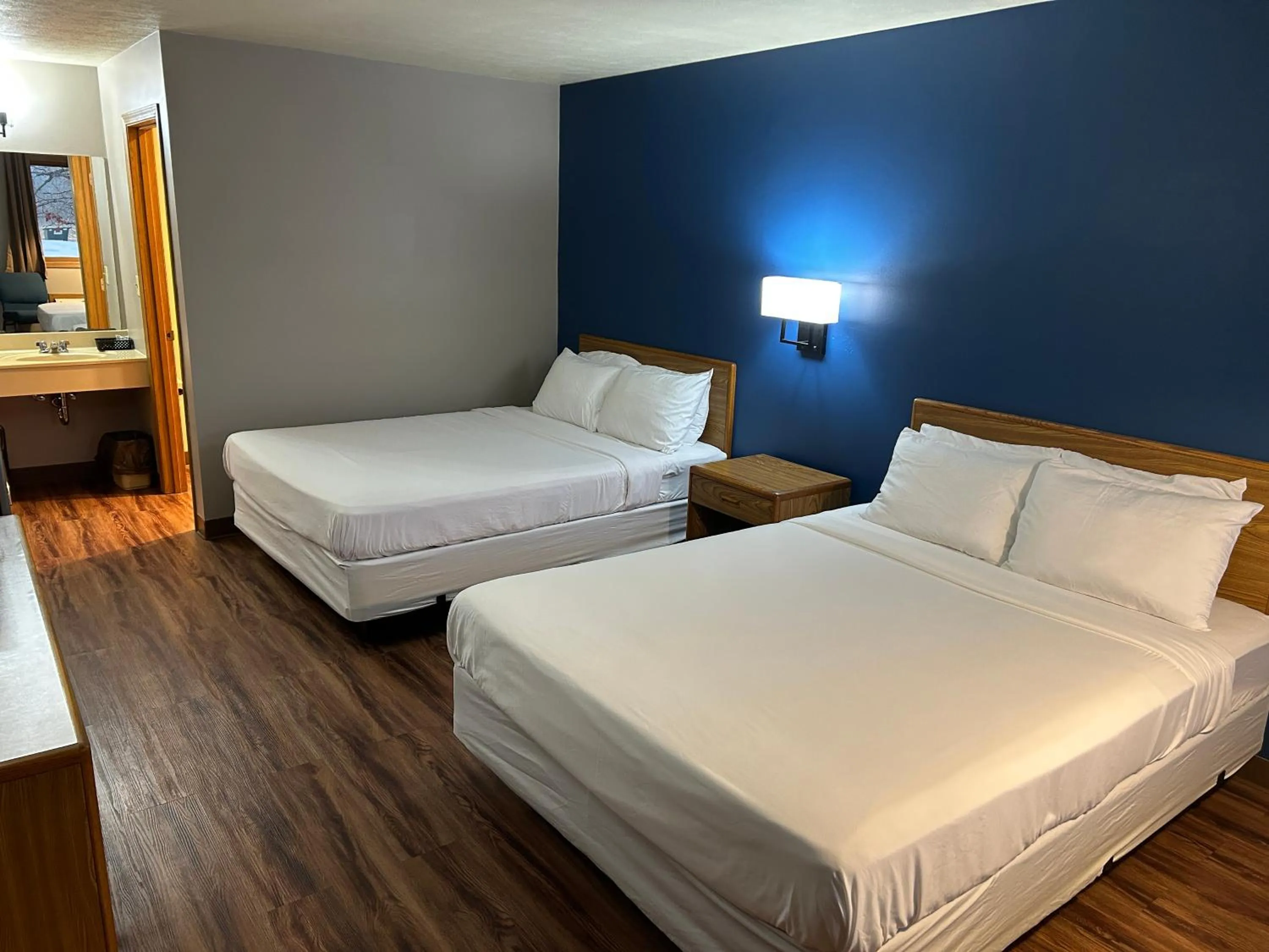 Bed in Valley Inn and Suites