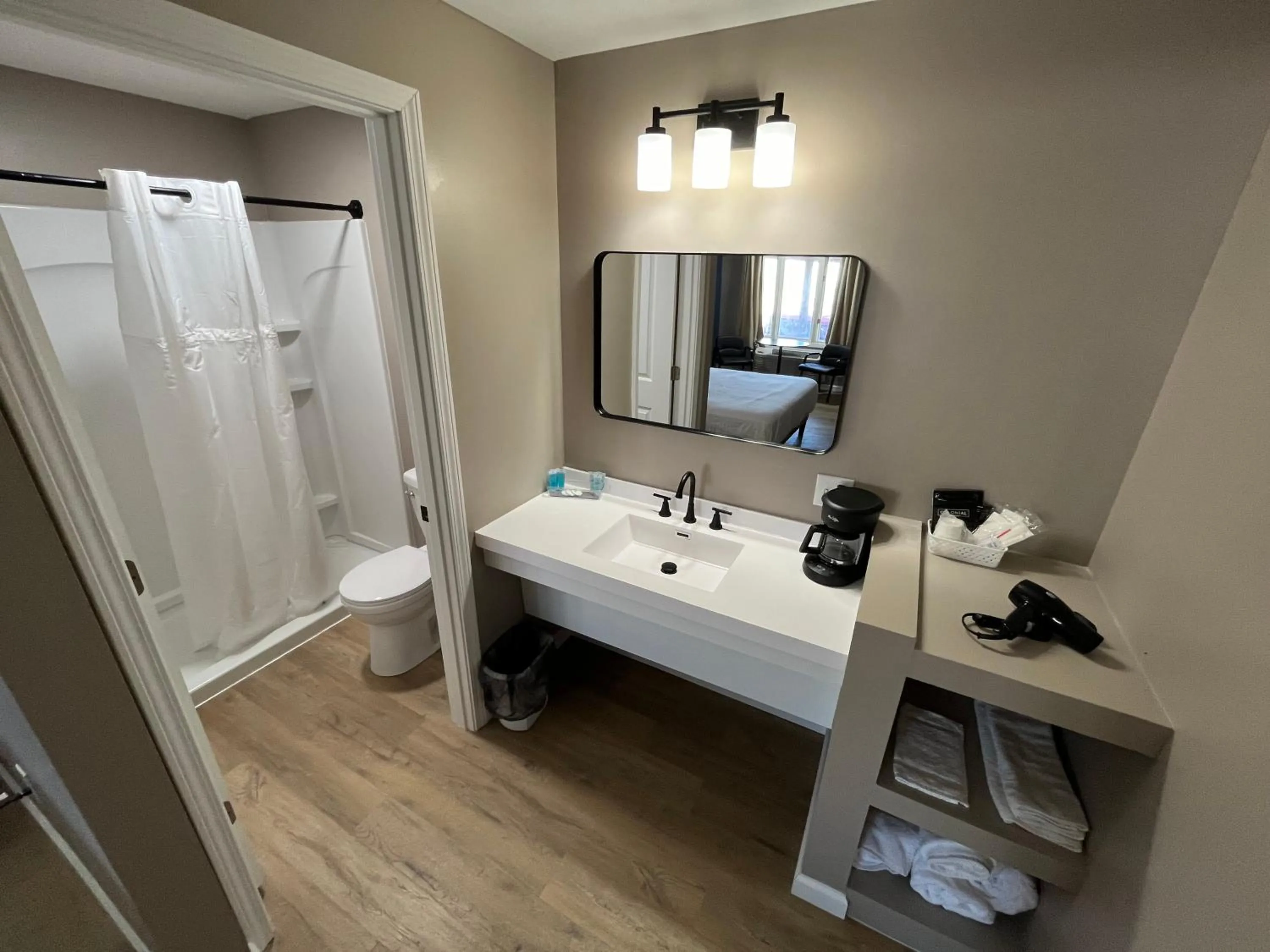 Shower in Valley Inn and Suites