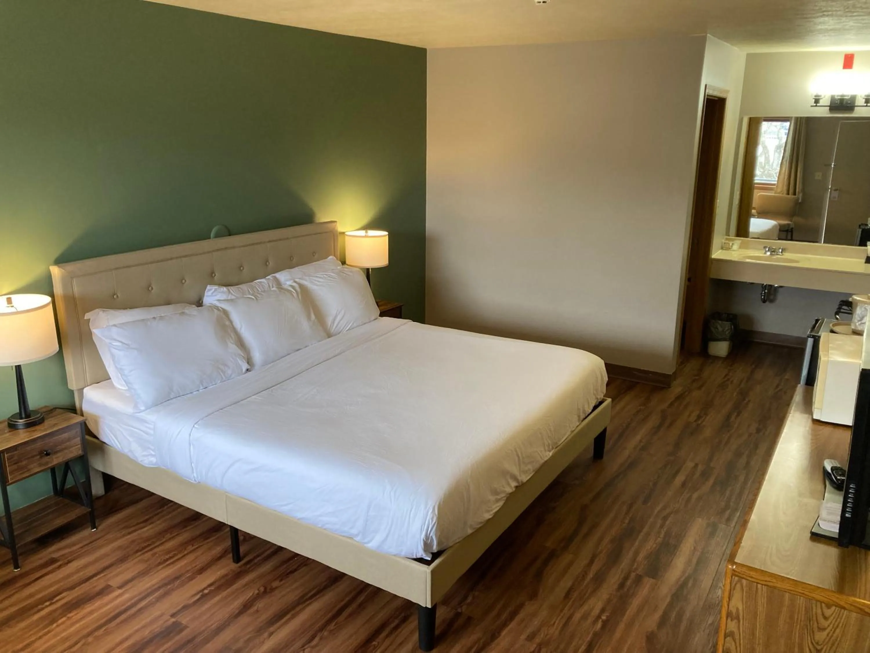 Bed in Valley Inn and Suites