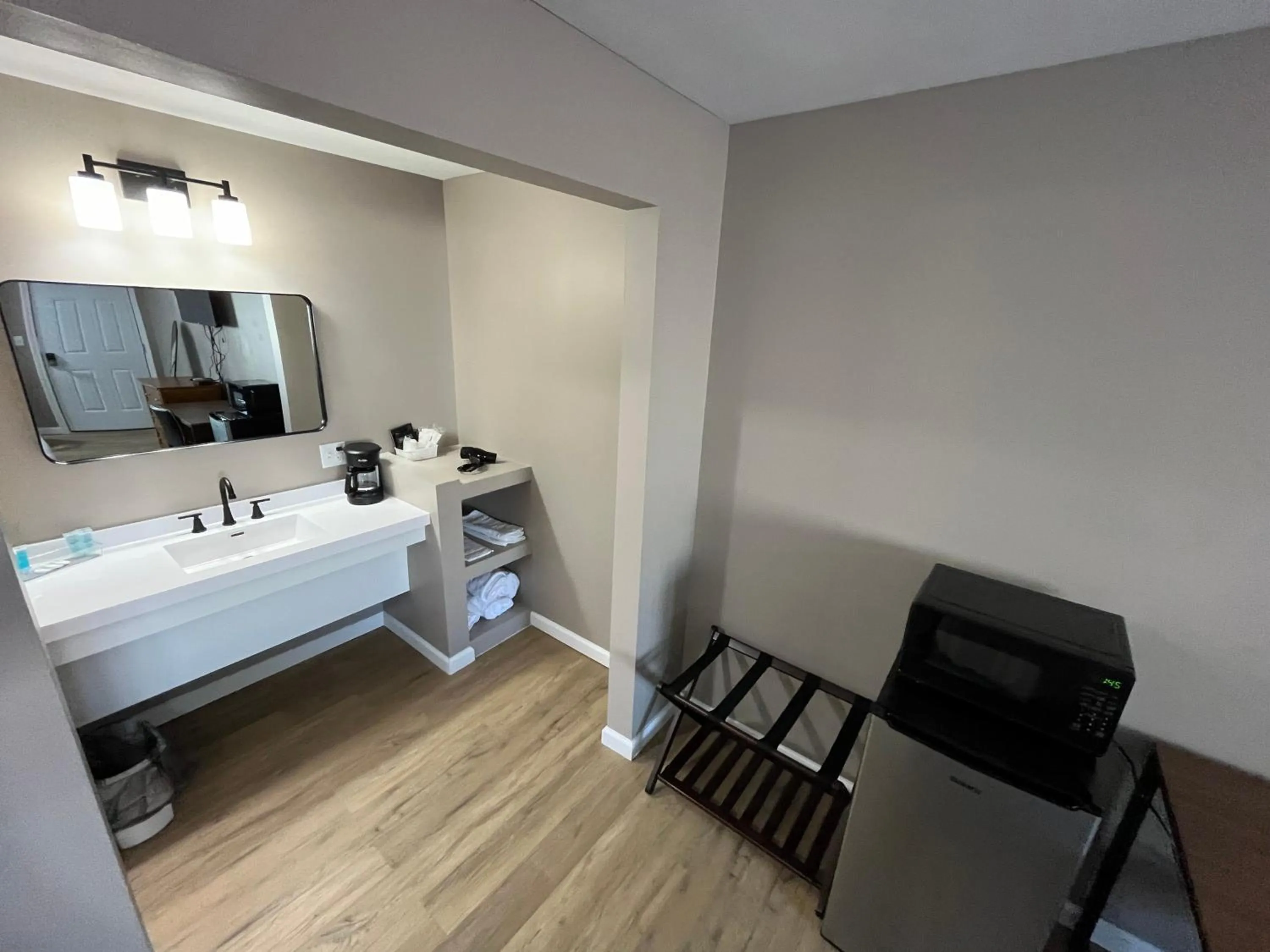 Bathroom in Valley Inn and Suites