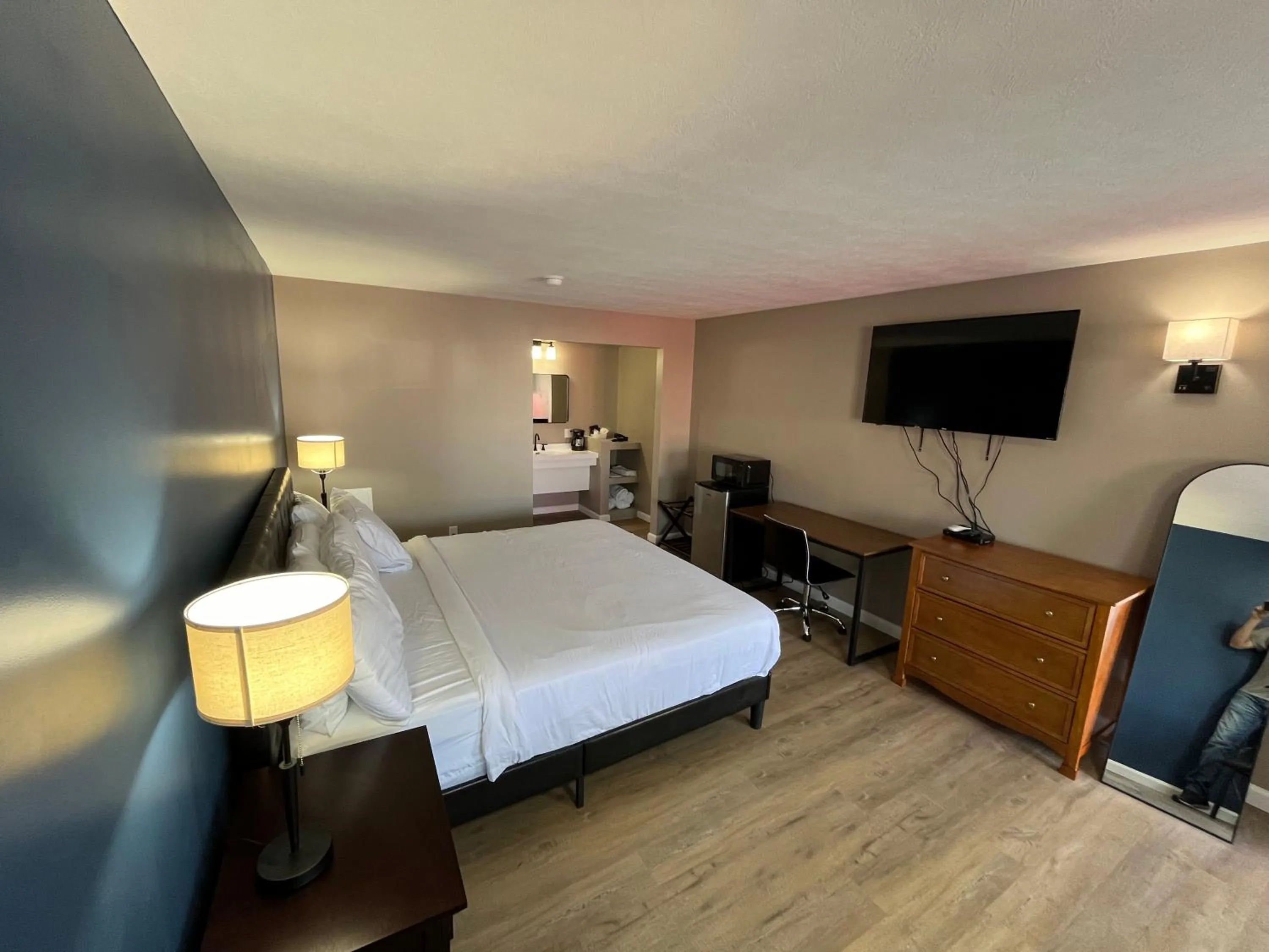 Bedroom, Bed in Valley Inn and Suites