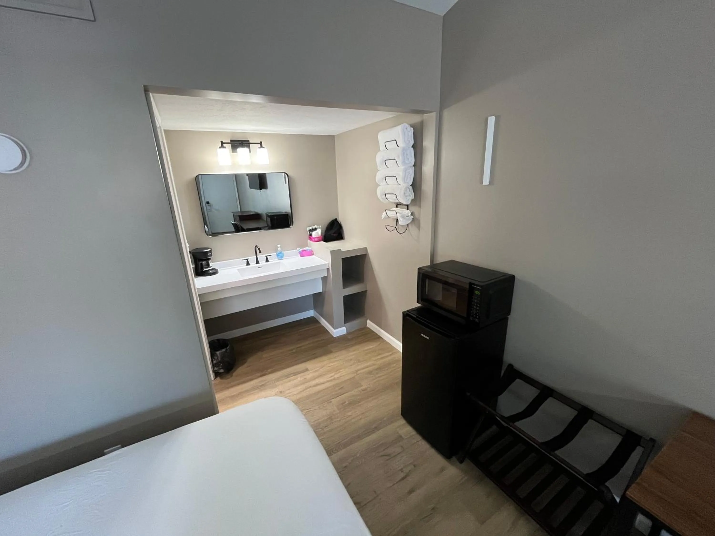 Bathroom, Bed in Valley Inn and Suites