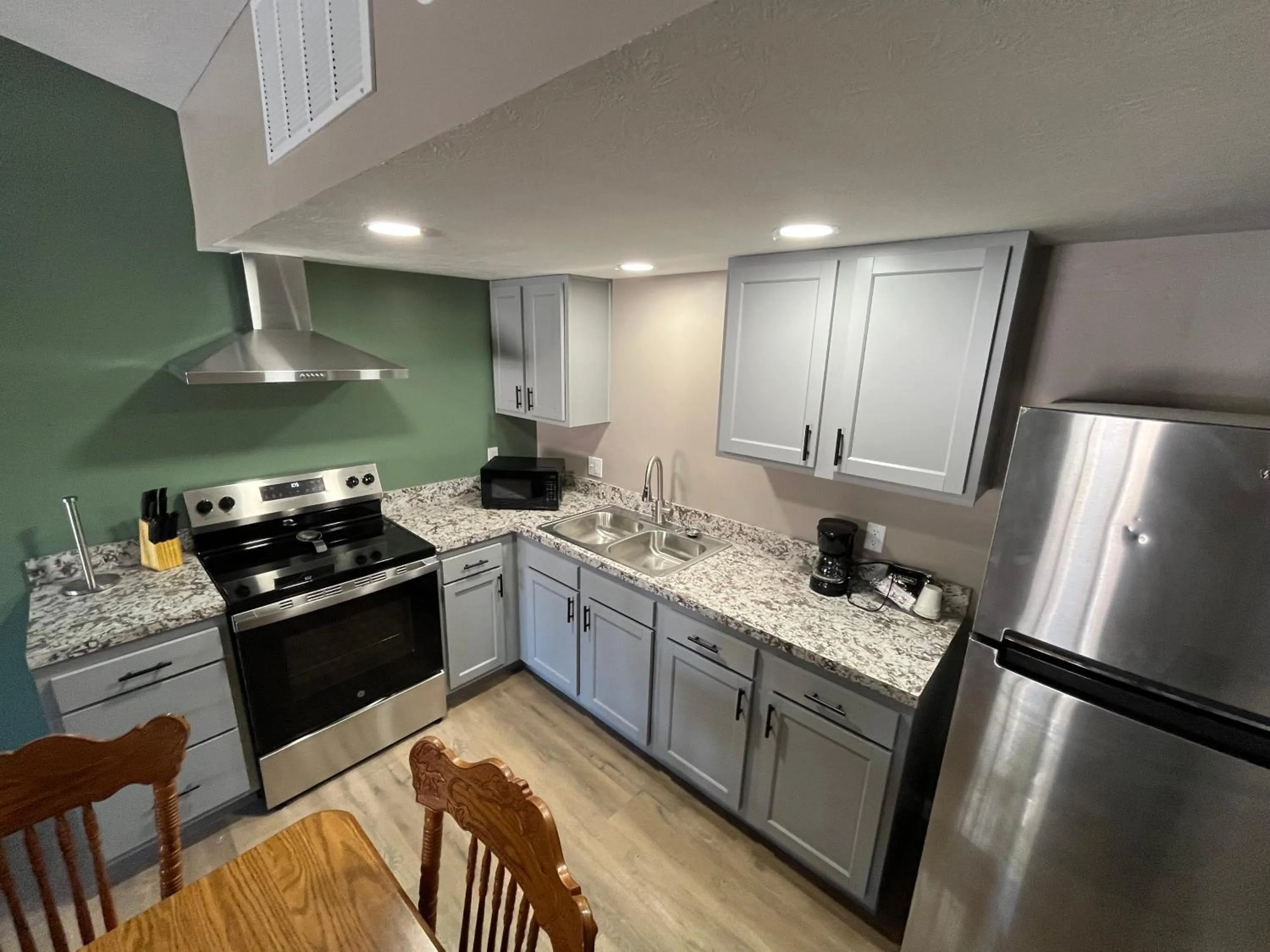 Kitchen or kitchenette in Valley Inn and Suites