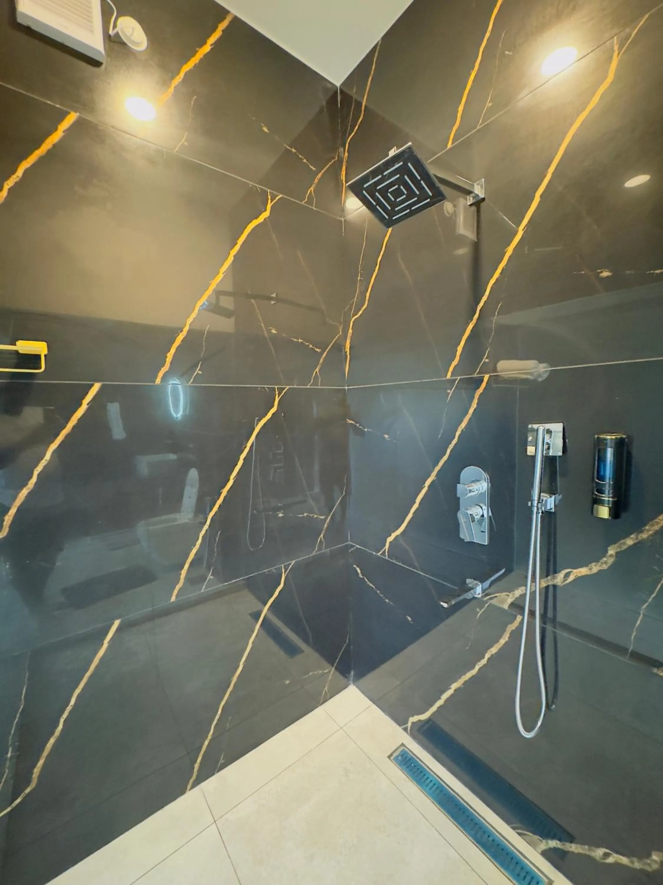 Shower in Misty Wonders