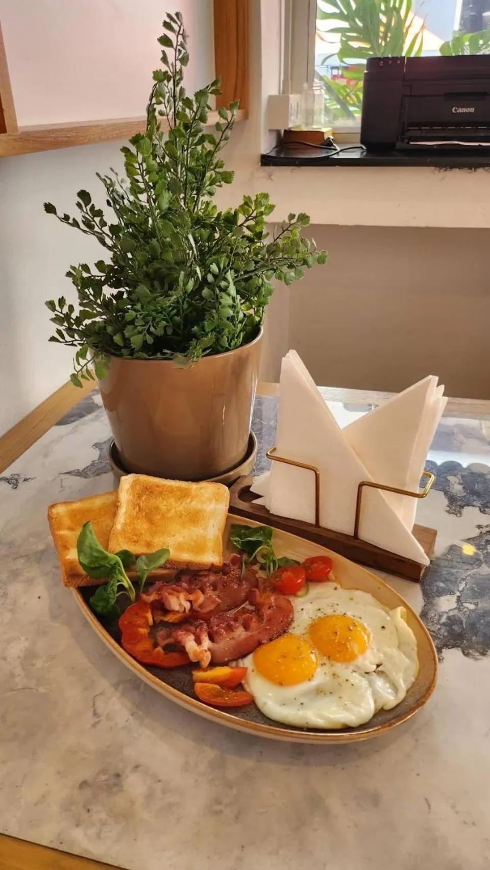 Restaurant/places to eat in Unplugged at Bangrak Design Hostel