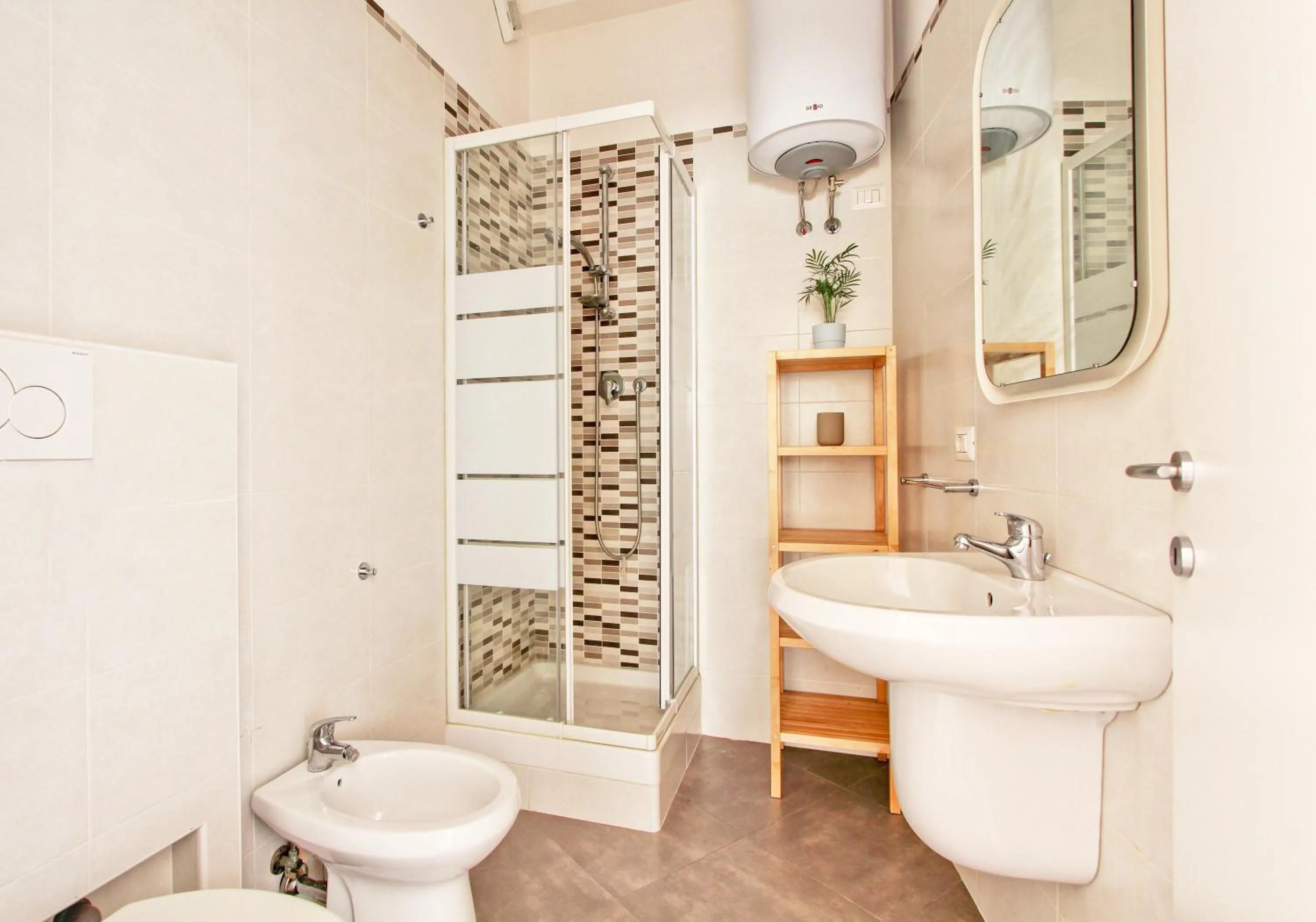 Shower in Hotel Gran Torino