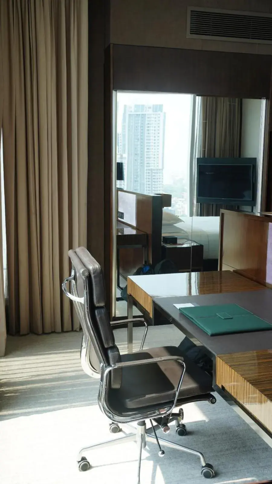 Premier Corner King Room with Ocean View - single occupancy - Club Lounge Access with 15% spa discount per room + 15% F&B discount per room + Early check in and Late Checkout subject to availability in Sheraton Colombo Hotel Premier Corner King Room with Ocean View - single occupancy - Club Lounge Access with 15% spa discount per room + 15% F&B discount per room + Early check in and Late Checkout subject to availability in Sheraton Colombo Hotel