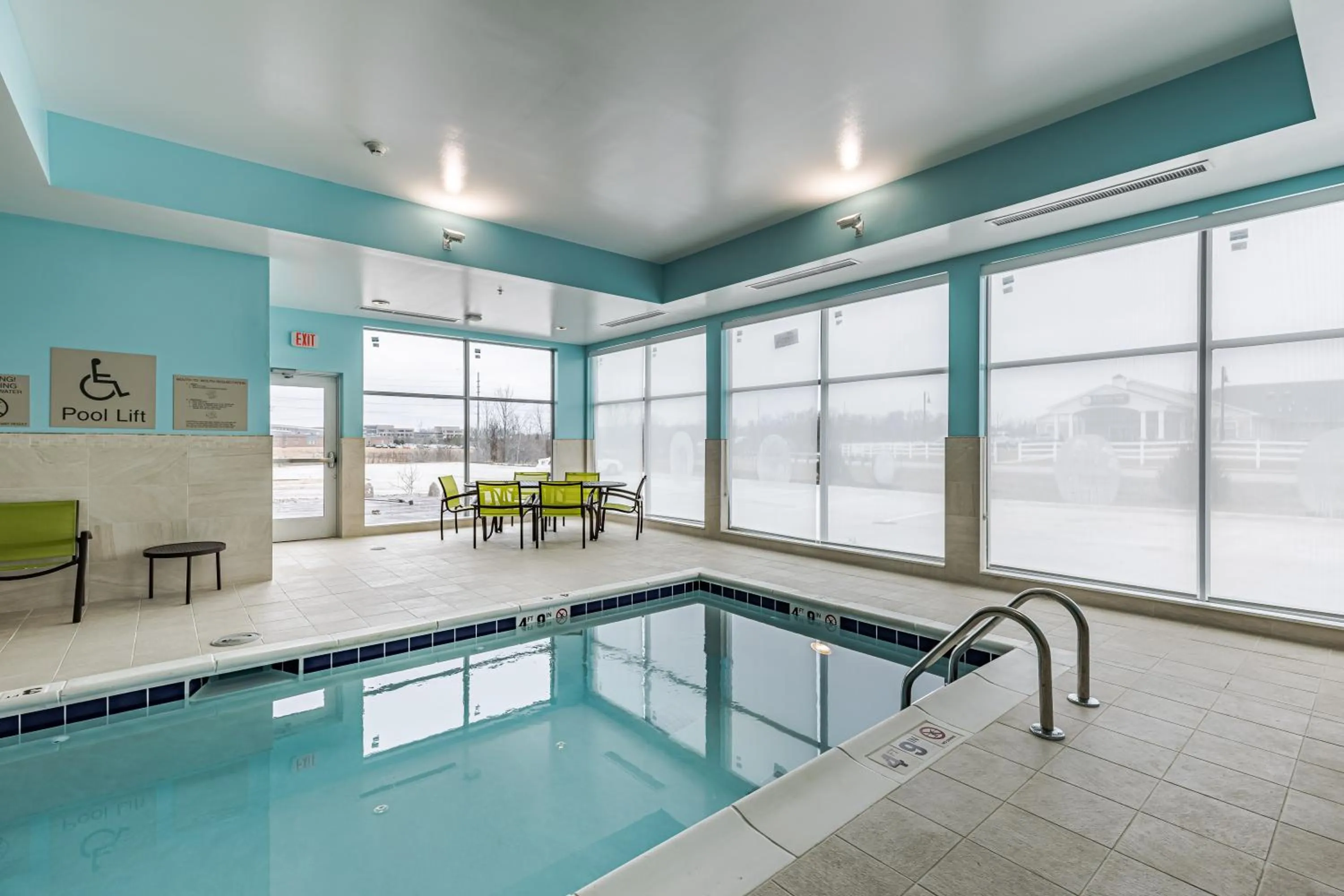 Swimming pool in SpringHill Suites by Marriott Fort Wayne Southwest