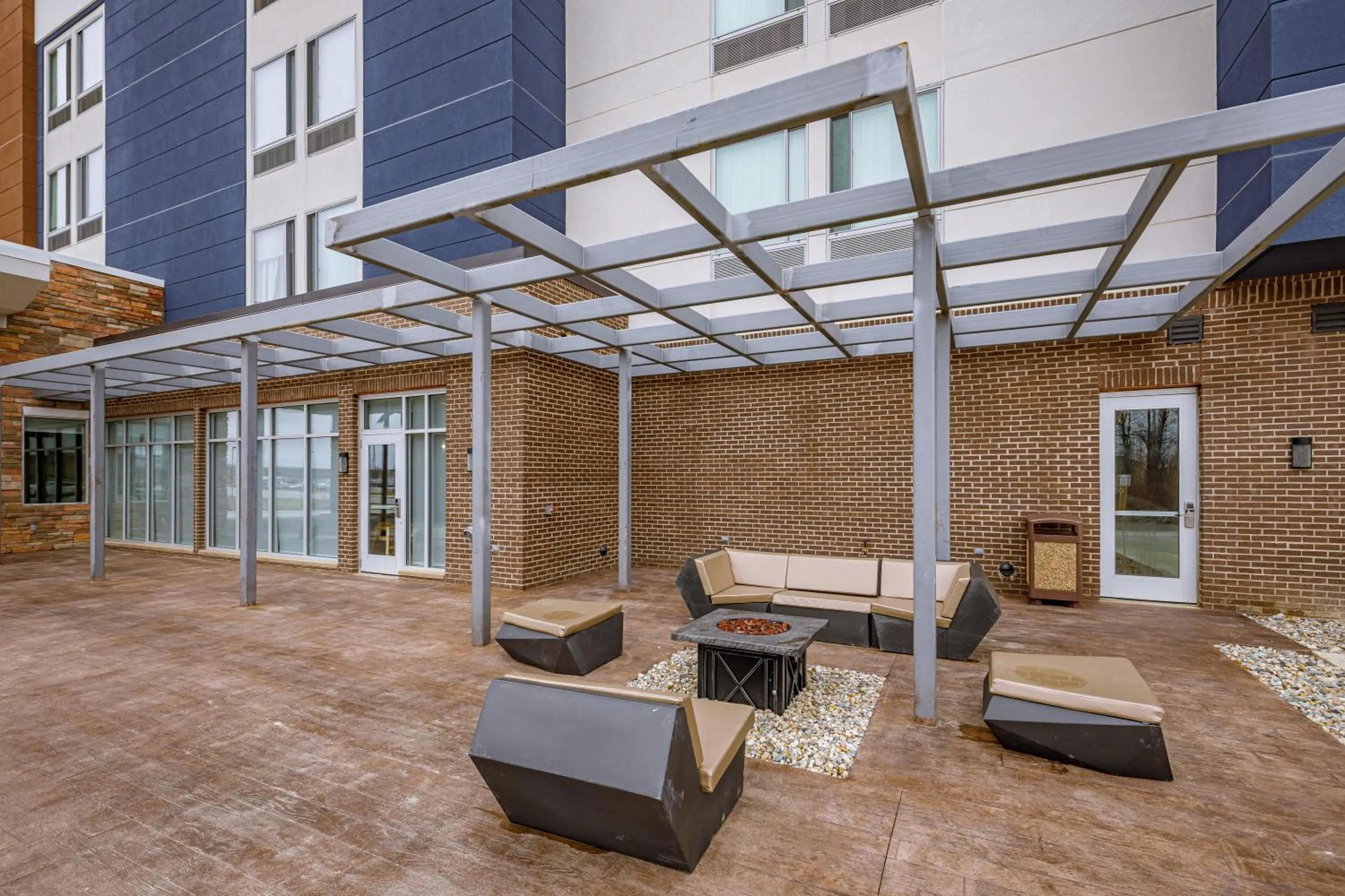 Patio in SpringHill Suites by Marriott Fort Wayne Southwest
