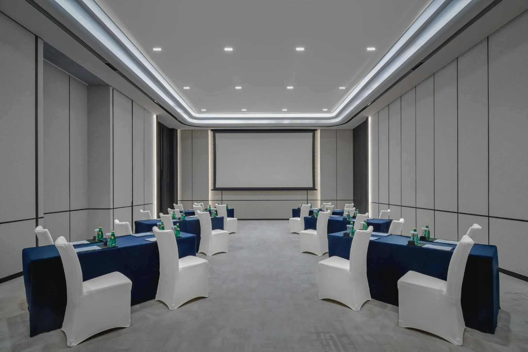 Meeting/conference room in Crowne Plaza Ezhou by IHG