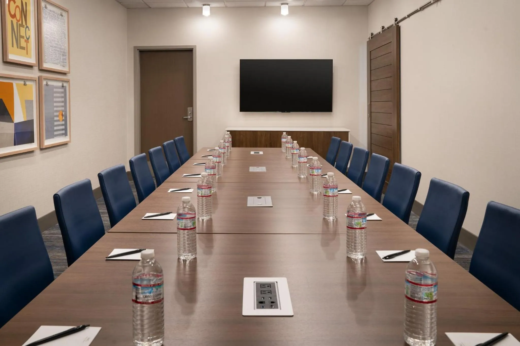 Meeting/conference room in Holiday Inn Express & Suites Fresno Airport by IHG