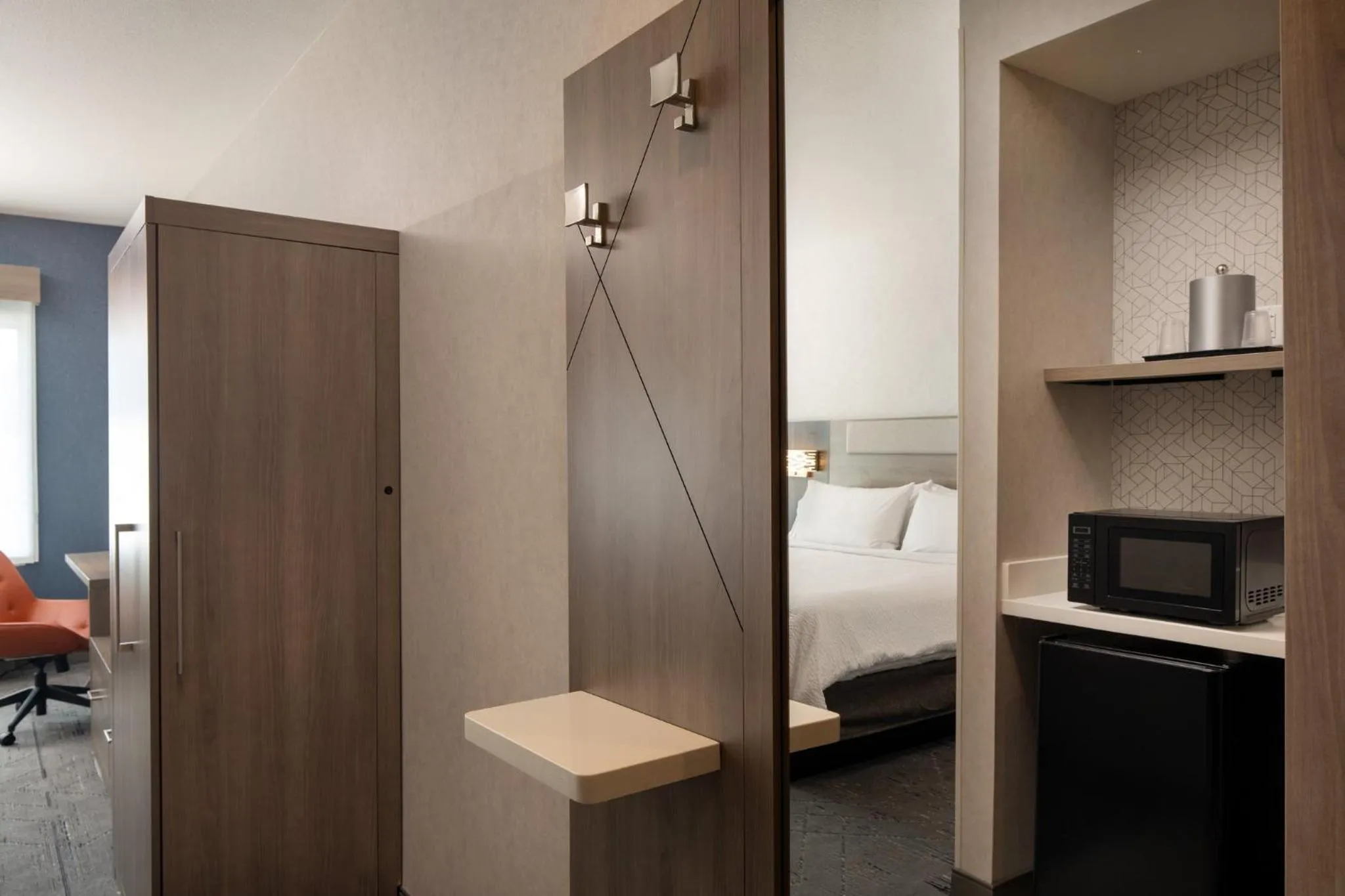 Photo of the whole room, Bed in Holiday Inn Express & Suites Fresno Airport by IHG