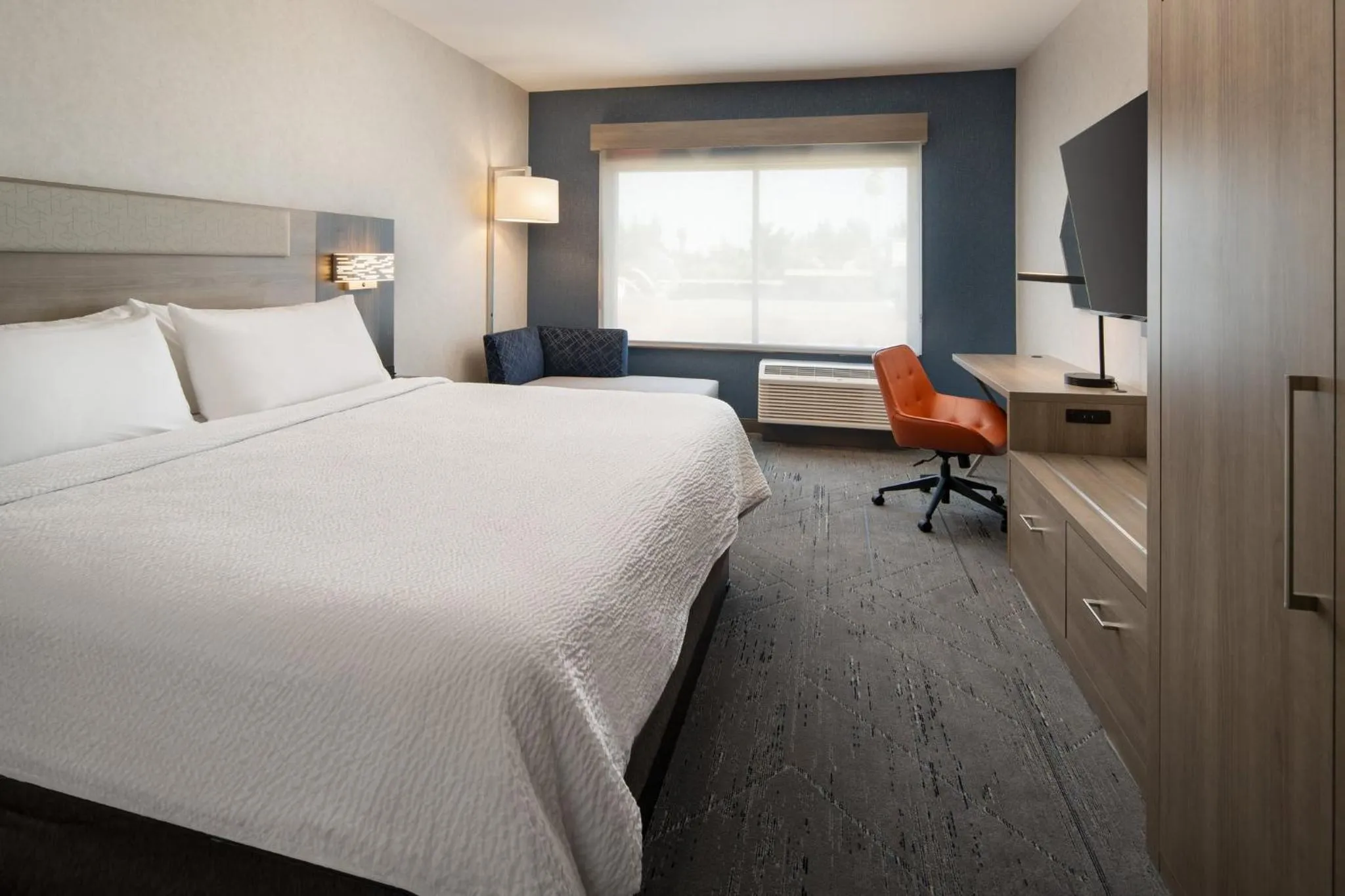 Photo of the whole room, Bed in Holiday Inn Express & Suites Fresno Airport by IHG