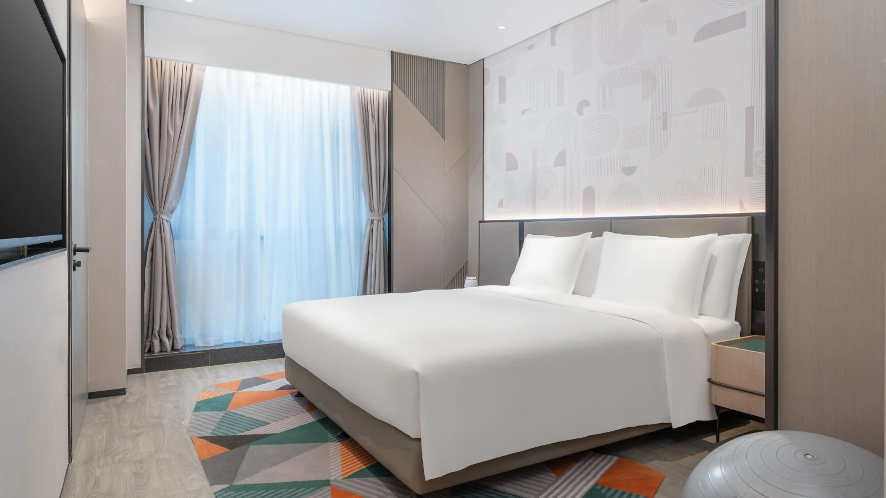 Photo of the whole room, Bed in EVEN Hotel Zhongshan City Center by IHG