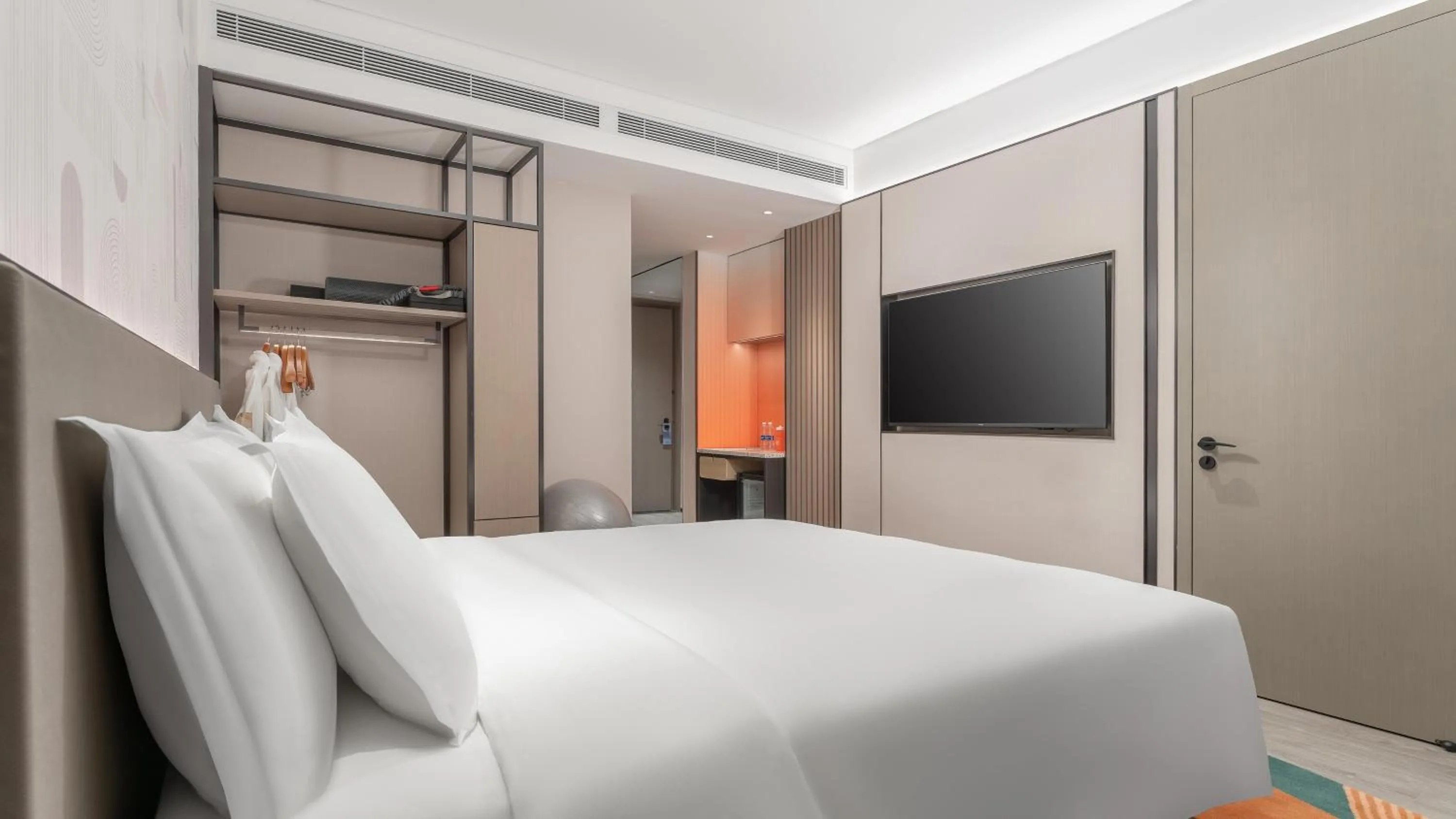 Photo of the whole room, Bed in EVEN Hotel Zhongshan City Center by IHG