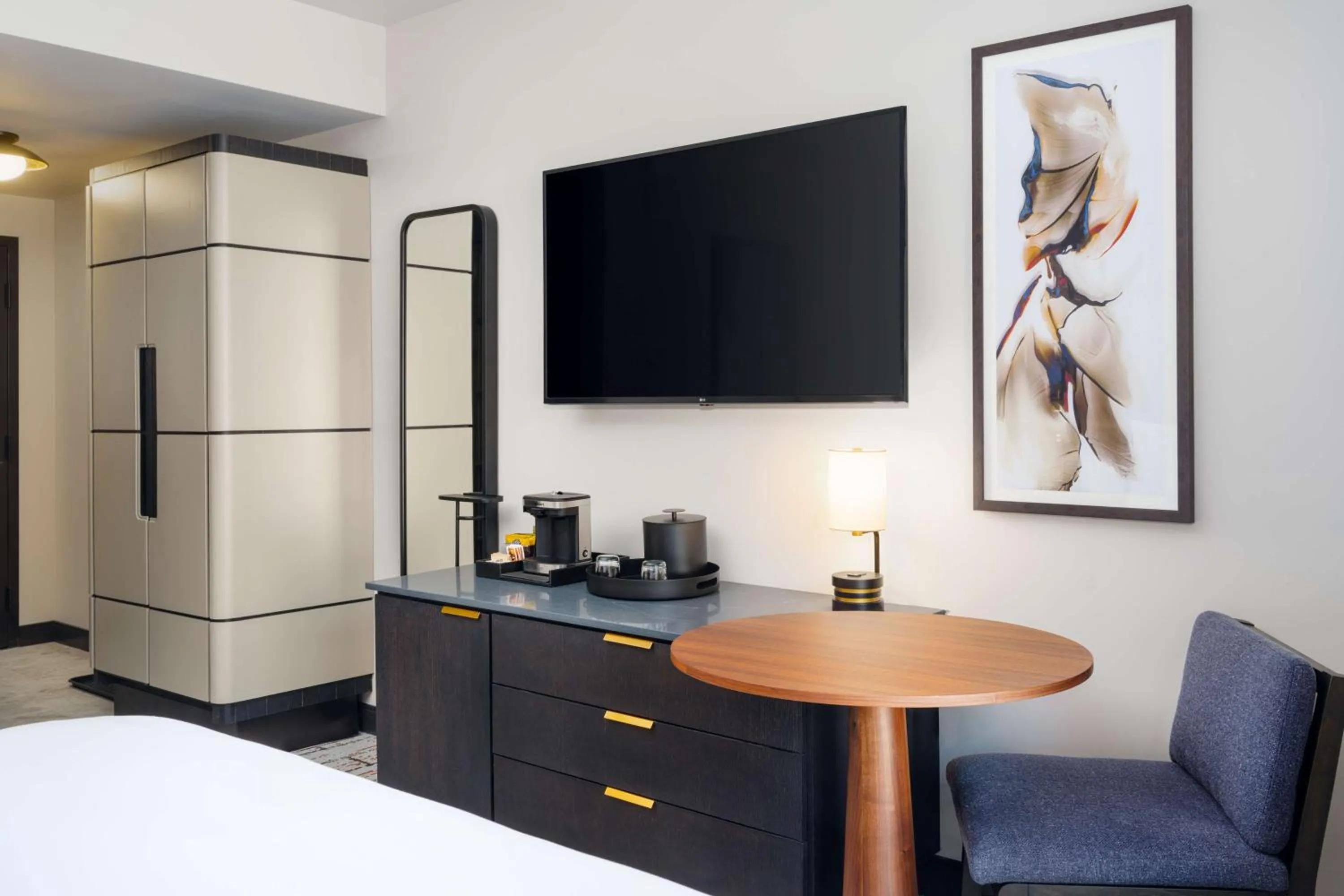 Bedroom, Bed in The Hoffmann Hotel Basalt Aspen Tapestry Collection Hilton