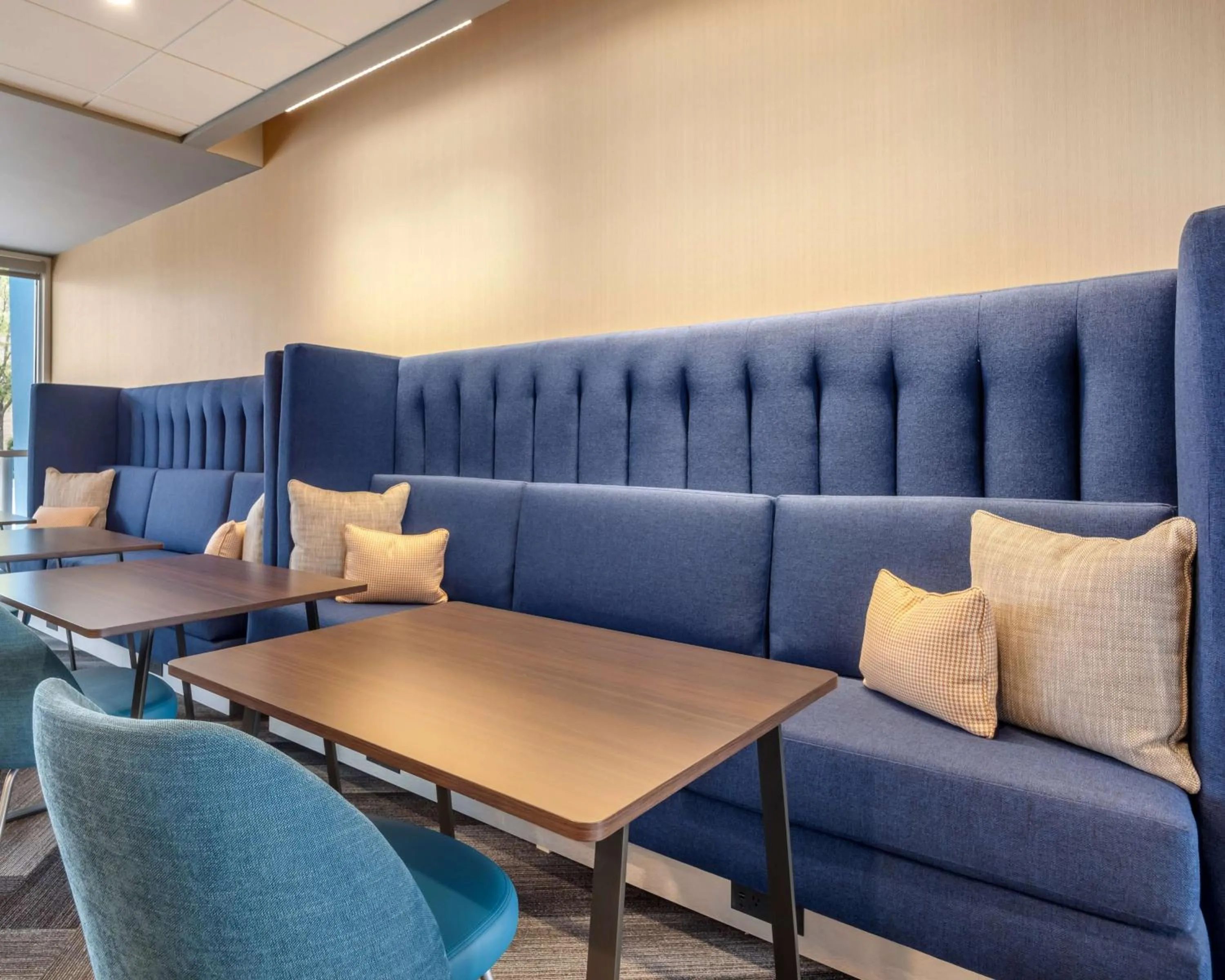 Restaurant/places to eat in Tru By Hilton Lexington Hamburg